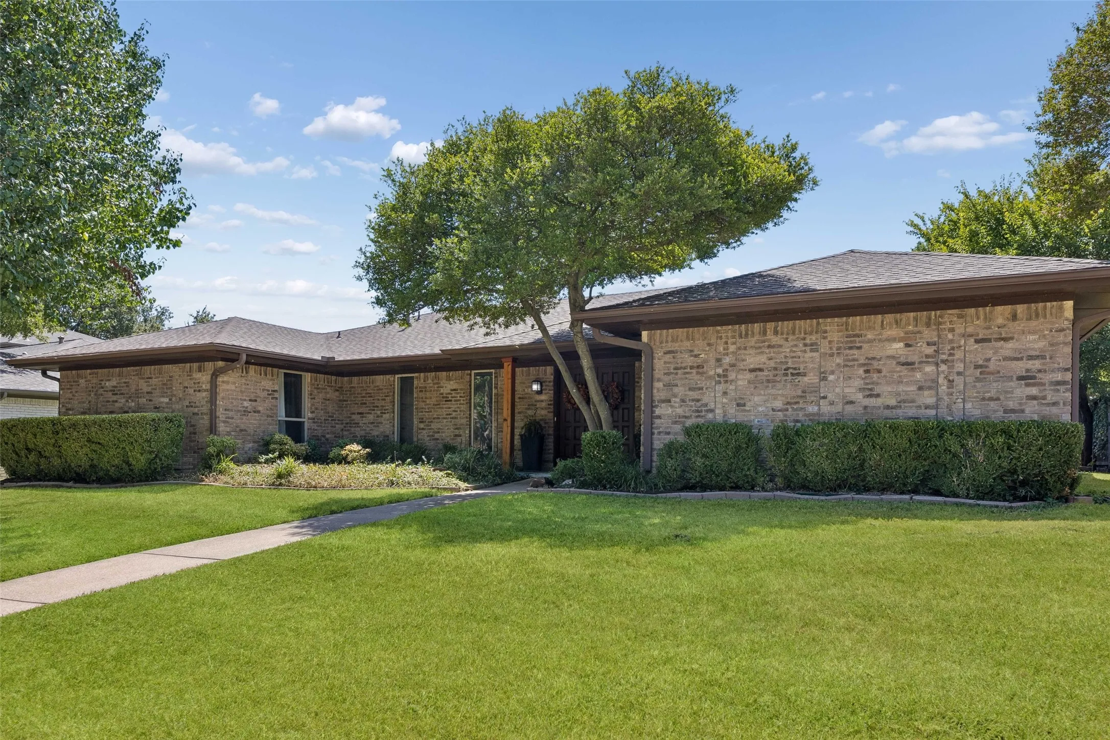 Single Family Residence For Sale in Collin County , 2904 Robin Road, Plano, Texas 75075, 4 Bedroom, 3 Bathroom, 2 Garage spaces, 2,639 Sqft, built in 1973, mls#21355811, Real Estate Agent in Plano, Homes For Sale in Collin county, Homes For Sale in Plano, Realtor in Plano Texas, Real Estate Brokerage Independent Realty Texas, Luminita Cordes Realtor