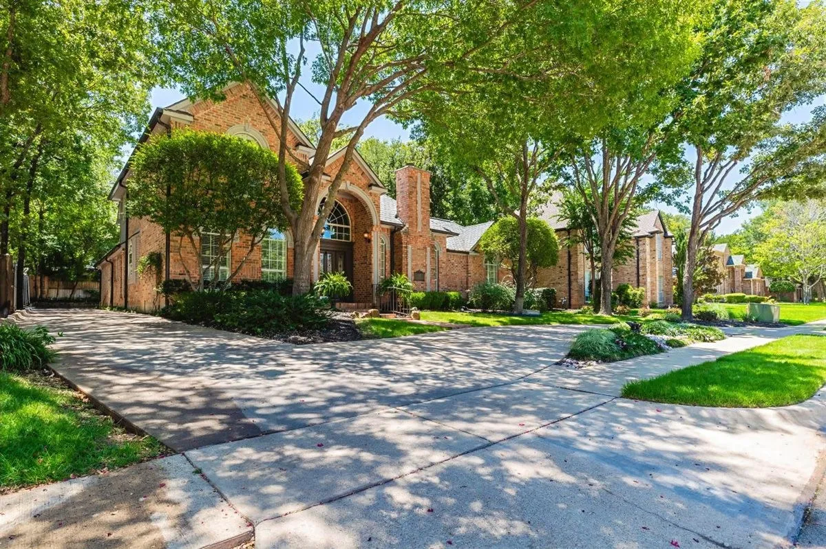 Single Family Residence For Sale in Tarrant County , 301 W Mill Valley Drive, Colleyville, Texas 76034, 4 Bedroom, 3 Bathroom, 2 Garage spaces, 3,282 Sqft, built in 1994, mls#21354897, Real Estate Agent in Colleyville, Homes For Sale in Tarrant county, Homes For Sale in Colleyville, Realtor in Colleyville Texas, Real Estate Brokerage Independent Realty Texas, Luminita Cordes Realtor