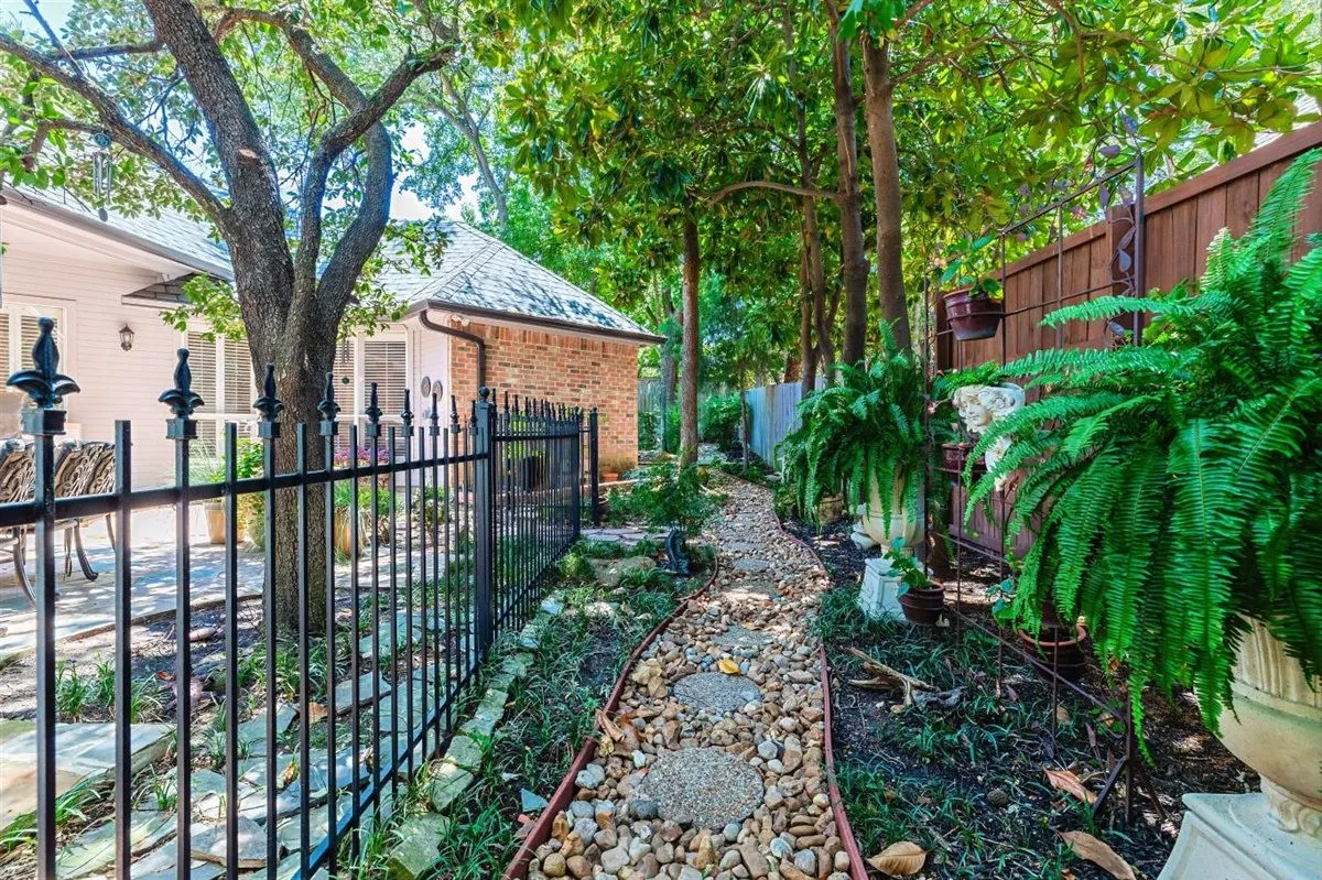 Single Family Residence For Sale in Tarrant County , 301 W Mill Valley Drive, Colleyville, Texas 76034, 4 Bedroom, 3 Bathroom, 2 Garage spaces, 3,282 Sqft, built in 1994, mls#21354897, Real Estate Agent in Colleyville, Homes For Sale in Tarrant county, Homes For Sale in Colleyville, Realtor in Colleyville Texas, Real Estate Brokerage Independent Realty Texas, Luminita Cordes Realtor