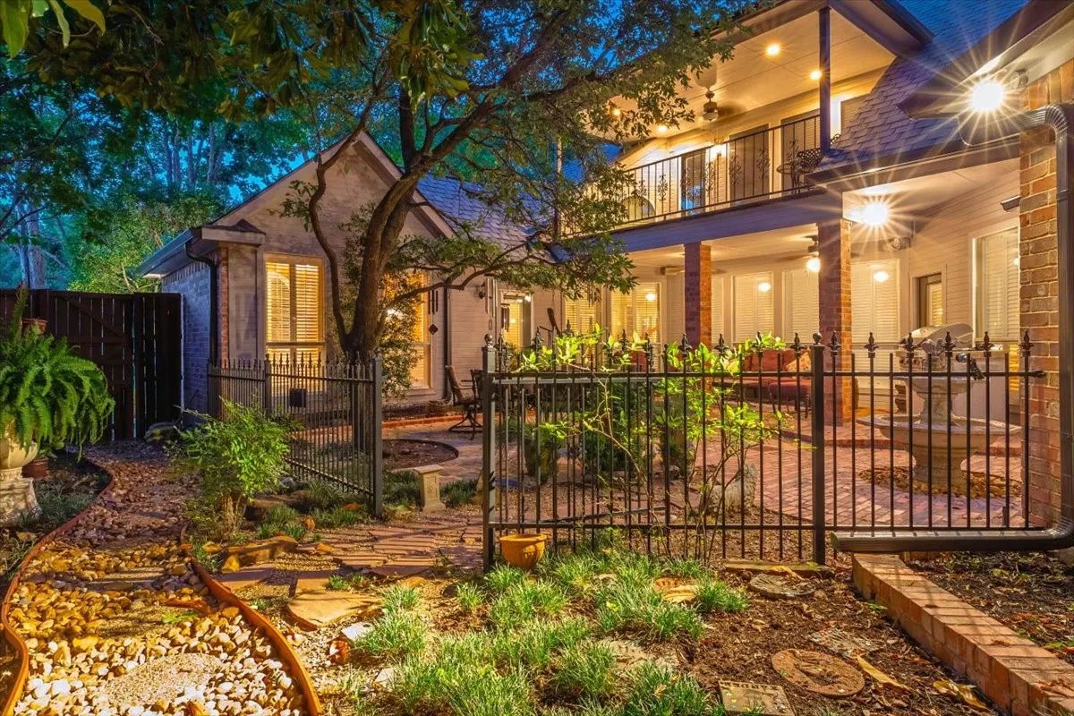 Single Family Residence For Sale in Tarrant County , 301 W Mill Valley Drive, Colleyville, Texas 76034, 4 Bedroom, 3 Bathroom, 2 Garage spaces, 3,282 Sqft, built in 1994, mls#21354897, Real Estate Agent in Colleyville, Homes For Sale in Tarrant county, Homes For Sale in Colleyville, Realtor in Colleyville Texas, Real Estate Brokerage Independent Realty Texas, Luminita Cordes Realtor