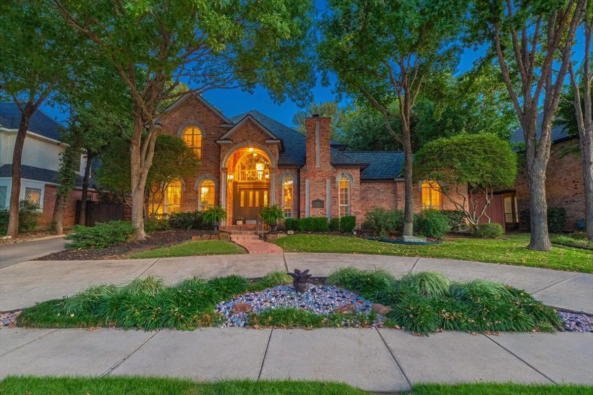 Single Family Residence For Sale in Tarrant County , 301 W Mill Valley Drive, Colleyville, Texas 76034, 4 Bedroom, 3 Bathroom, 2 Garage spaces, 3,282 Sqft, built in 1994, mls#21354897, Real Estate Agent in Colleyville, Homes For Sale in Tarrant county, Homes For Sale in Colleyville, Realtor in Colleyville Texas, Real Estate Brokerage Independent Realty Texas, Luminita Cordes Realtor