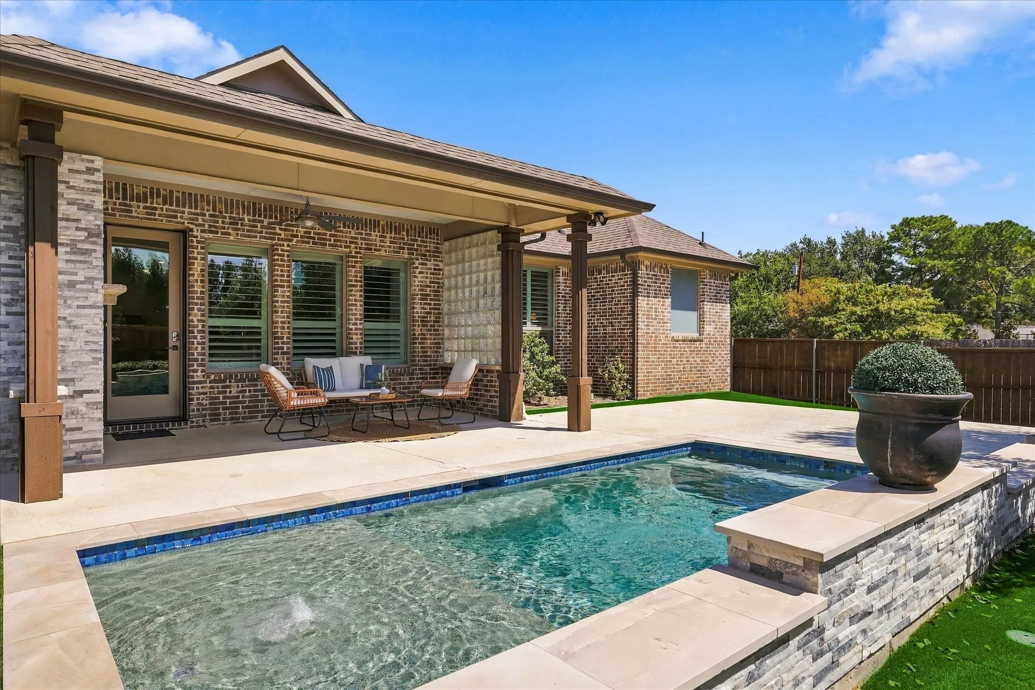 I love the way this pool is designed!  The shallow platform with central bubbler is perfect for young swimmers or for sunbathing.