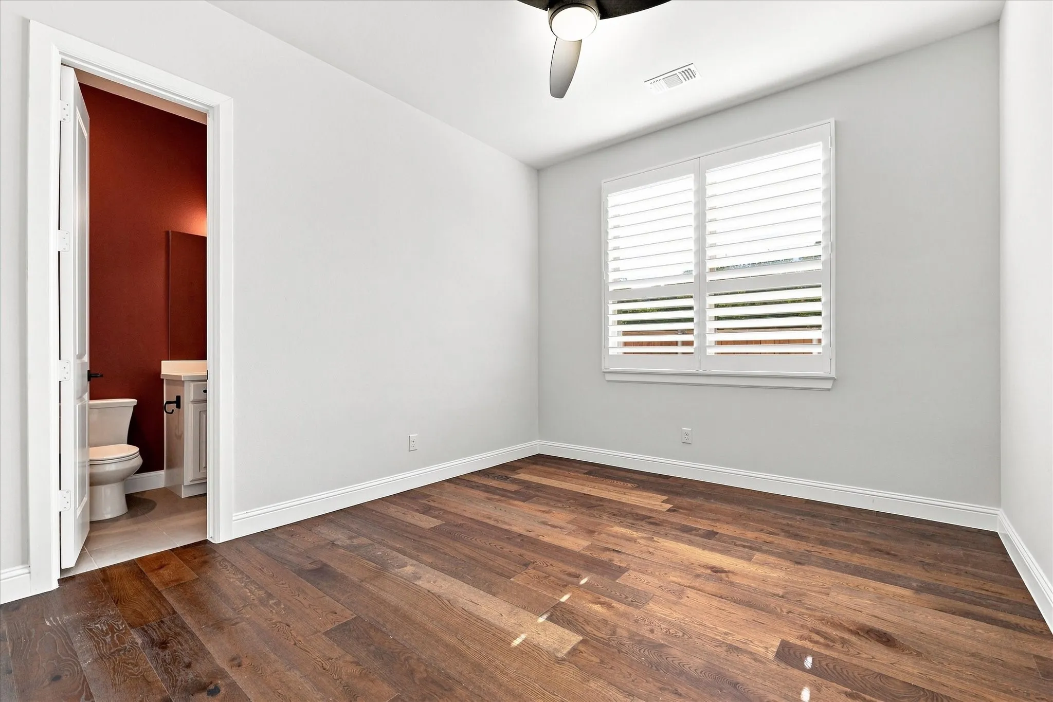 Guest bedroom with ensuite full bathroom