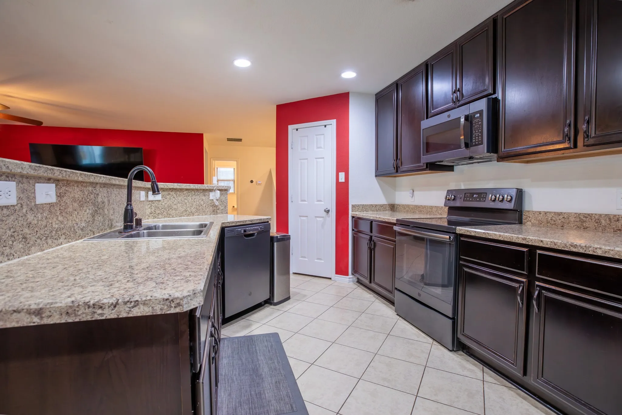 Single Family Residence For Sale in Tarrant County , 8928 Winding Valley Drive, Fort Worth, Texas 76244, 3 Bedroom, 3 Bathroom, 2 Garage spaces, 2,473 Sqft, built in 2012, Price $414,900, mls#21355890, Real Estate Agent in Fort Worth, Homes For Sale in Tarrant county, Homes For Sale in Fort Worth, Realtor in Fort Worth Texas, Real Estate Brokerage Independent Realty Texas, Luminita Cordes Realtor