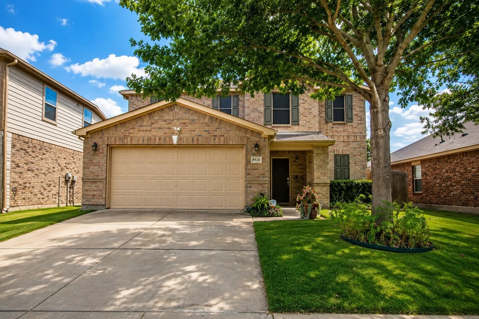 Single Family Residence For Sale in Tarrant County , 8928 Winding Valley Drive, Fort Worth, Texas 76244, 3 Bedroom, 3 Bathroom, 2 Garage spaces, 2,473 Sqft, built in 2012, Price $414,900, mls#21355890, Real Estate Agent in Fort Worth, Homes For Sale in Tarrant county, Homes For Sale in Fort Worth, Realtor in Fort Worth Texas, Real Estate Brokerage Independent Realty Texas, Luminita Cordes Realtor