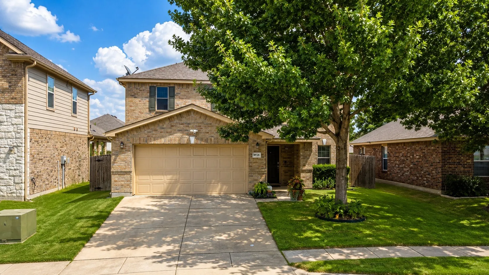 Single Family Residence For Sale in Tarrant County , 8928 Winding Valley Drive, Fort Worth, Texas 76244, 3 Bedroom, 3 Bathroom, 2 Garage spaces, 2,473 Sqft, built in 2012, Price $414,900, mls#21355890, Real Estate Agent in Fort Worth, Homes For Sale in Tarrant county, Homes For Sale in Fort Worth, Realtor in Fort Worth Texas, Real Estate Brokerage Independent Realty Texas, Luminita Cordes Realtor