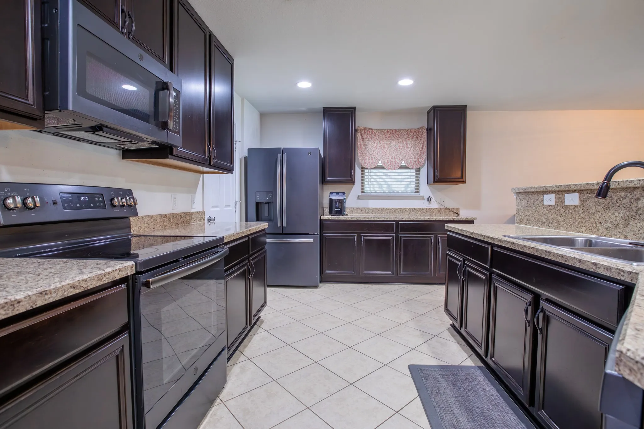 Single Family Residence For Sale in Tarrant County , 8928 Winding Valley Drive, Fort Worth, Texas 76244, 3 Bedroom, 3 Bathroom, 2 Garage spaces, 2,473 Sqft, built in 2012, Price $414,900, mls#21355890, Real Estate Agent in Fort Worth, Homes For Sale in Tarrant county, Homes For Sale in Fort Worth, Realtor in Fort Worth Texas, Real Estate Brokerage Independent Realty Texas, Luminita Cordes Realtor