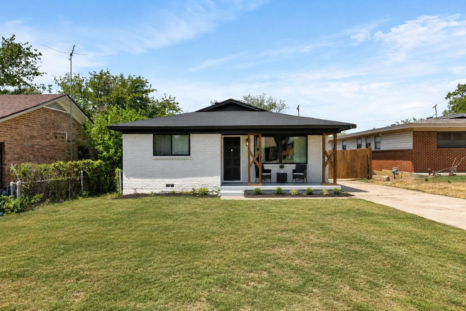 Single Family Residence For Sale in Tarrant County , 2915 Clinton Avenue, Fort Worth, Texas 76106, 3 Bedroom, 3 Bathroom, Garage spaces, 1,805 Sqft, built in 1965, mls#21356104, Real Estate Agent in Fort Worth, Homes For Sale in Tarrant county, Homes For Sale in Fort Worth, Realtor in Fort Worth Texas, Real Estate Brokerage Independent Realty Texas, Luminita Cordes Realtor
