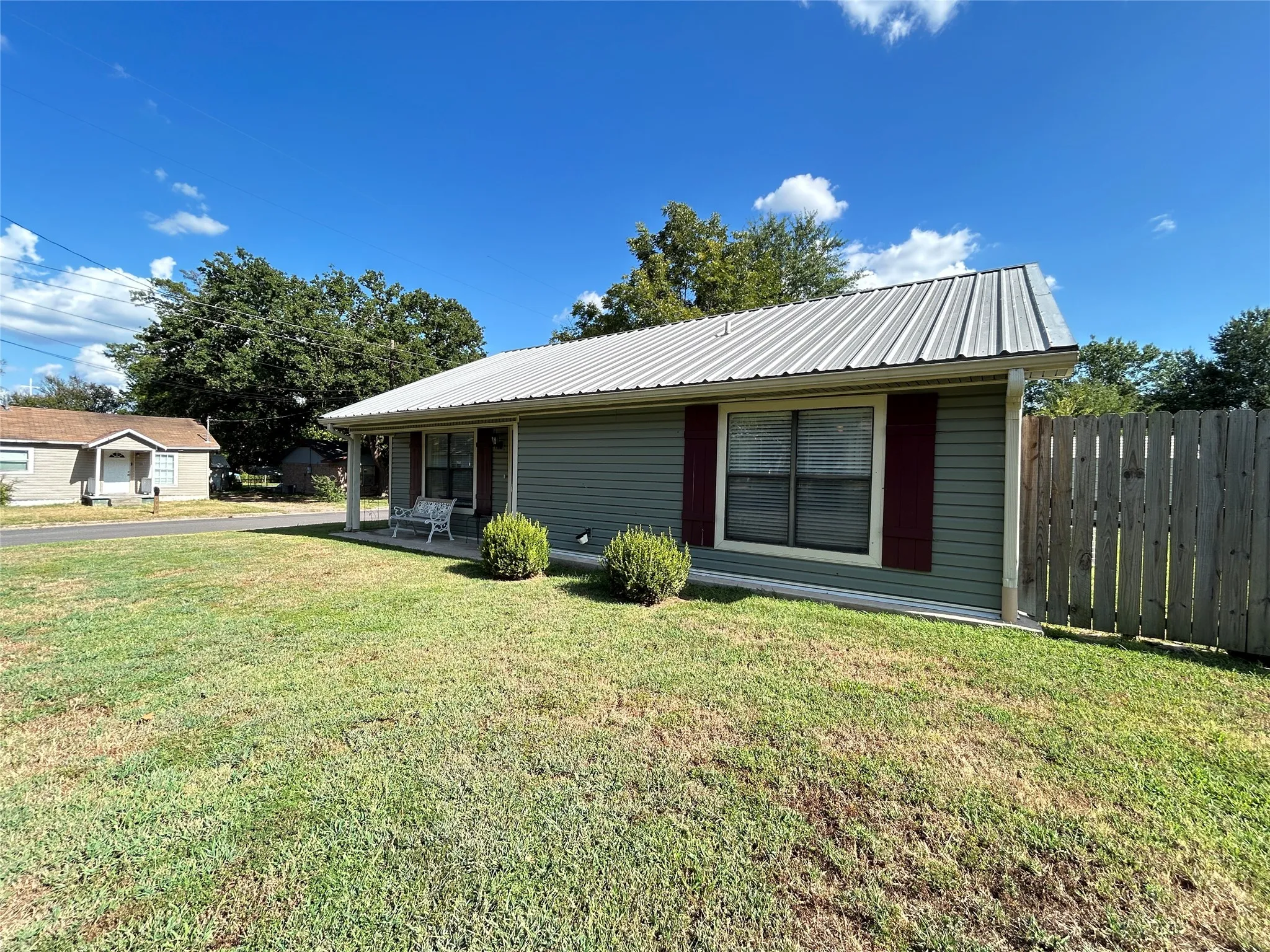 Single Family Residence For Sale in Hopkins County , 601 Locust Street S, Sulphur Springs, Texas 75482, 2 Bedroom, 1 Bathroom, Garage spaces, 1,042 Sqft, built in 1989, Price $175,000, mls#21356335, Real Estate Agent in Sulphur Springs, Homes For Sale in Hopkins county, Homes For Sale in Sulphur Springs, Realtor in Sulphur Springs Texas, Real Estate Brokerage Independent Realty Texas, Luminita Cordes Realtor
