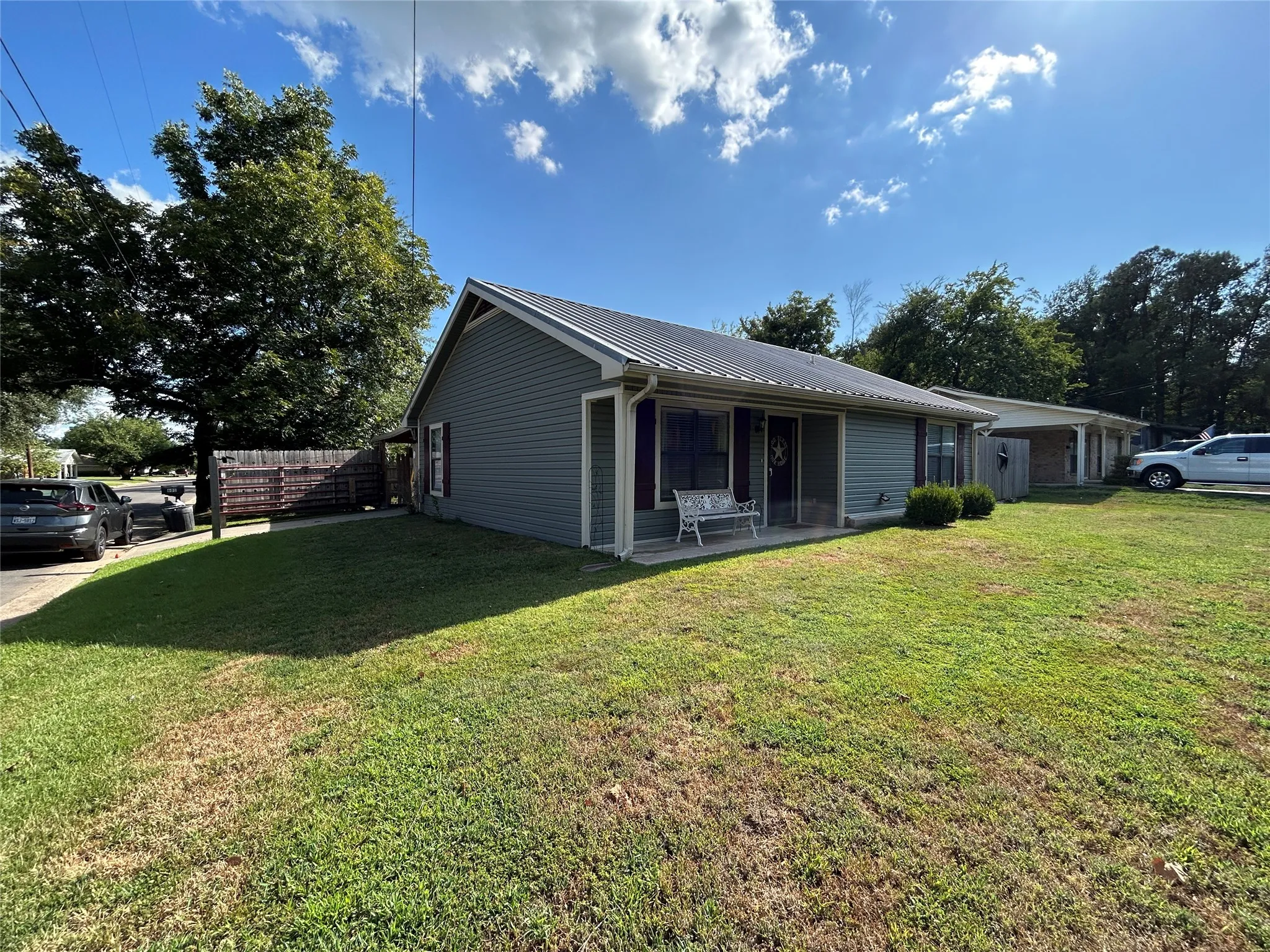 Single Family Residence For Sale in Hopkins County , 601 Locust Street S, Sulphur Springs, Texas 75482, 2 Bedroom, 1 Bathroom, Garage spaces, 1,042 Sqft, built in 1989, Price $175,000, mls#21356335, Real Estate Agent in Sulphur Springs, Homes For Sale in Hopkins county, Homes For Sale in Sulphur Springs, Realtor in Sulphur Springs Texas, Real Estate Brokerage Independent Realty Texas, Luminita Cordes Realtor