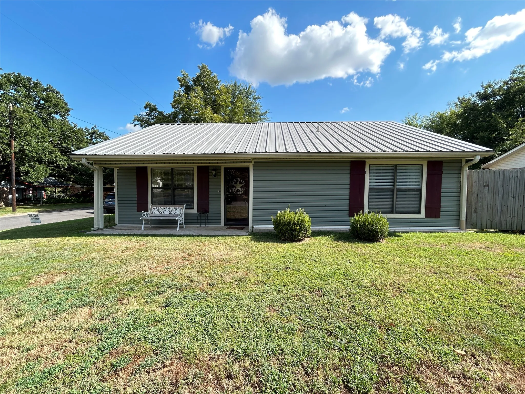 Single Family Residence For Sale in Hopkins County , 601 Locust Street S, Sulphur Springs, Texas 75482, 2 Bedroom, 1 Bathroom, Garage spaces, 1,042 Sqft, built in 1989, Price $175,000, mls#21356335, Real Estate Agent in Sulphur Springs, Homes For Sale in Hopkins county, Homes For Sale in Sulphur Springs, Realtor in Sulphur Springs Texas, Real Estate Brokerage Independent Realty Texas, Luminita Cordes Realtor