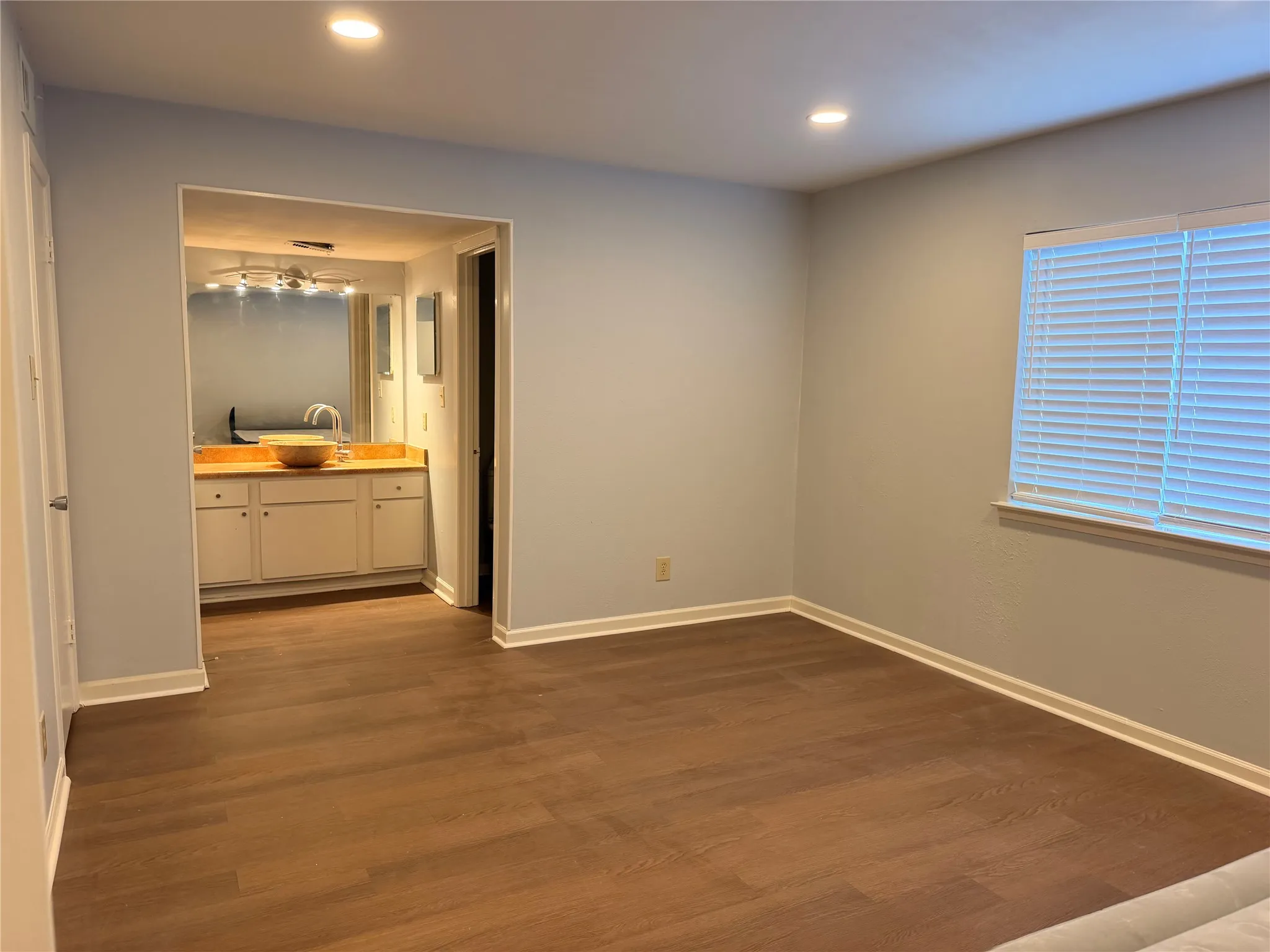 Condominium For Rent in Dallas County , 10650 Steppington Drive 101, Dallas, Texas 75230, 2 Bedroom, 2 Bathroom, Garage spaces, 1,197 Sqft, built in 1979, mls#21356385, Real Estate Agent in Dallas, Homes For Rent in Dallas county, Homes For Rent in Dallas, Realtor in Dallas Texas, Real Estate Brokerage Independent Realty Texas, Luminita Cordes Realtor