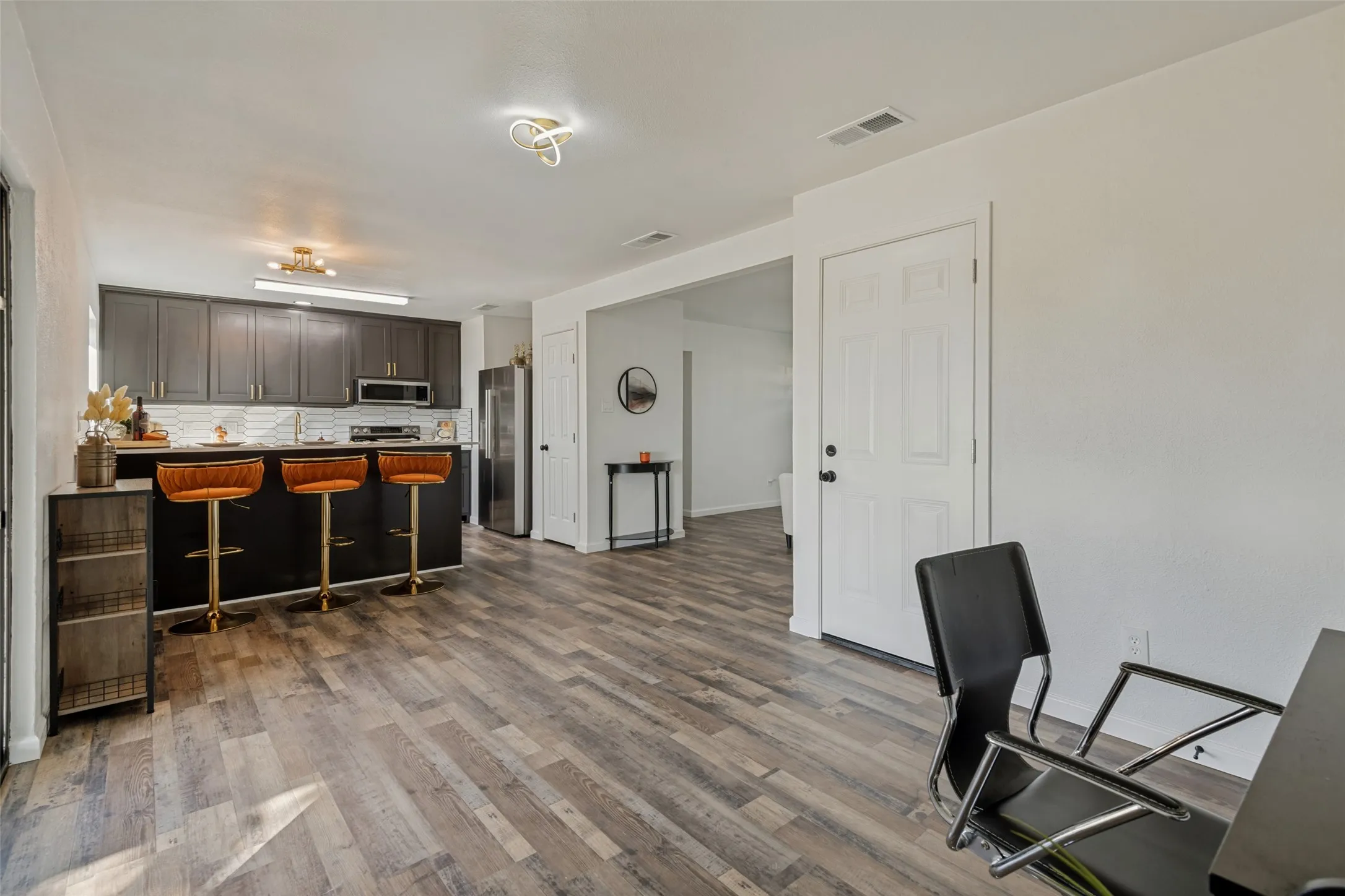 Single Family Residence For Sale in Dallas County , 208 Woodgrove Street, Mesquite, Texas 75181, 3 Bedroom, 2 Bathroom, 1 Garage spaces, 1,154 Sqft, built in 1973, mls#21339355, Real Estate Agent in Mesquite, Homes For Sale in Dallas county, Homes For Sale in Mesquite, Realtor in Mesquite Texas, Real Estate Brokerage Independent Realty Texas, Luminita Cordes Realtor