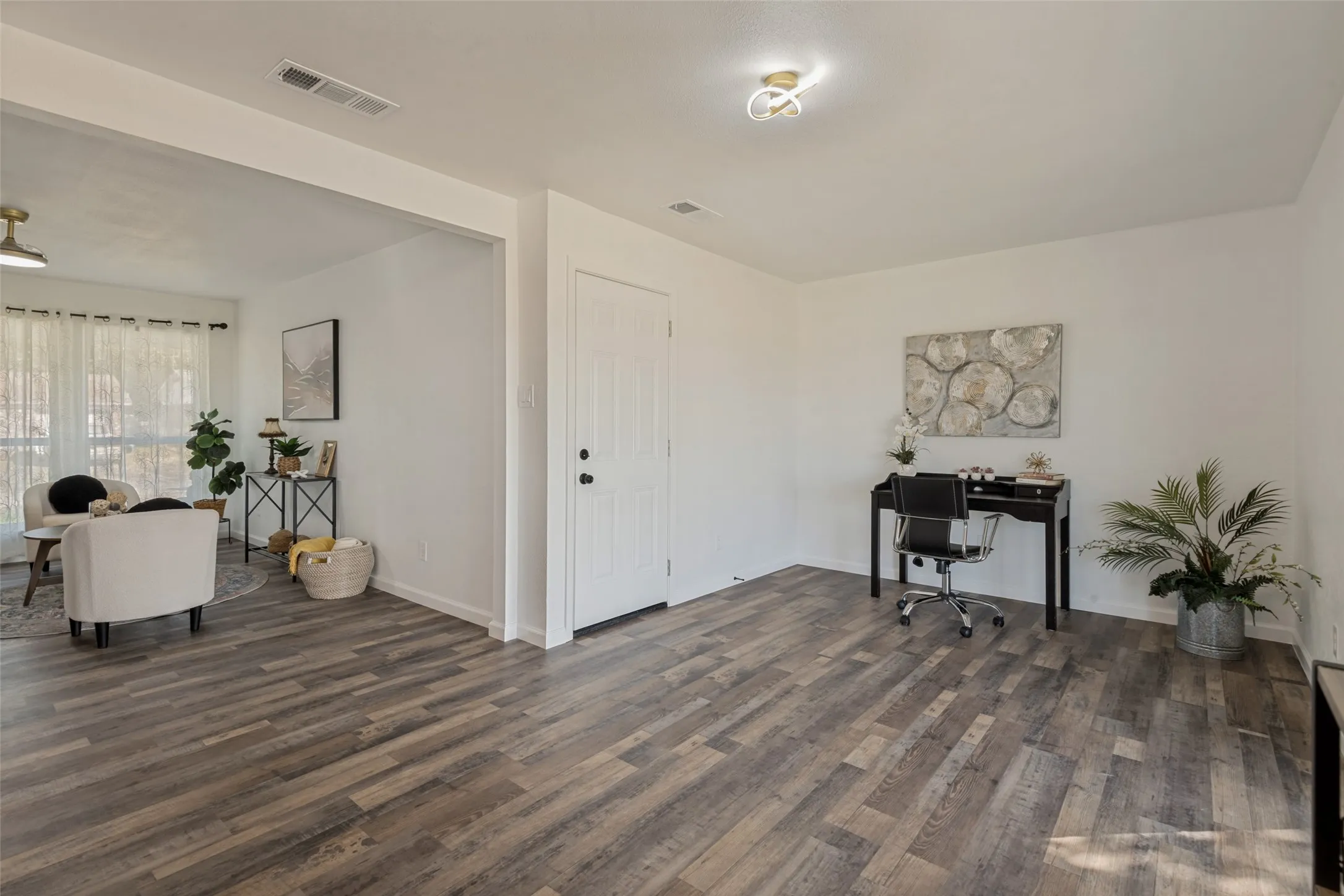 Single Family Residence For Sale in Dallas County , 208 Woodgrove Street, Mesquite, Texas 75181, 3 Bedroom, 2 Bathroom, 1 Garage spaces, 1,154 Sqft, built in 1973, mls#21339355, Real Estate Agent in Mesquite, Homes For Sale in Dallas county, Homes For Sale in Mesquite, Realtor in Mesquite Texas, Real Estate Brokerage Independent Realty Texas, Luminita Cordes Realtor
