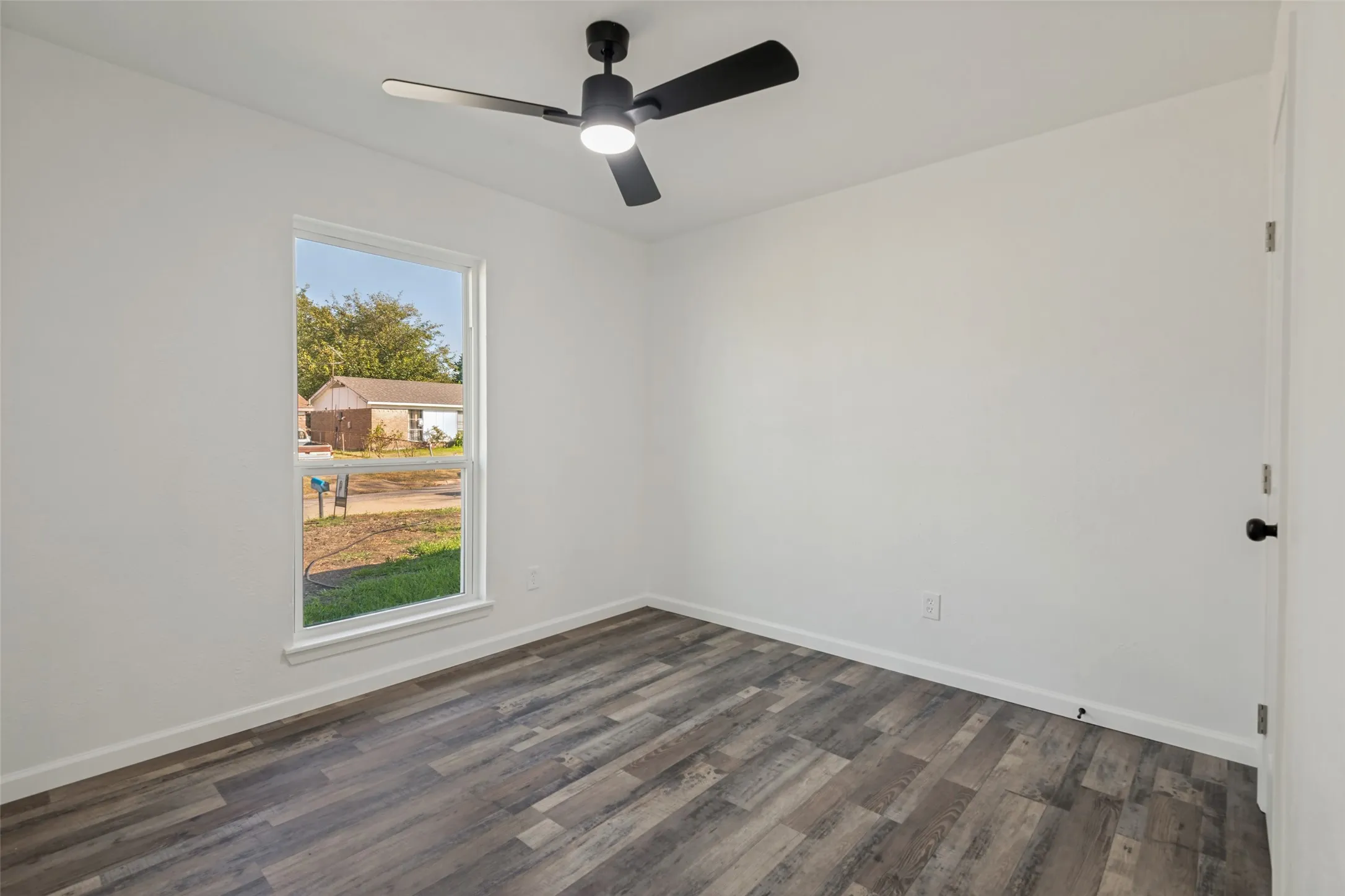 Single Family Residence For Sale in Dallas County , 208 Woodgrove Street, Mesquite, Texas 75181, 3 Bedroom, 2 Bathroom, 1 Garage spaces, 1,154 Sqft, built in 1973, mls#21339355, Real Estate Agent in Mesquite, Homes For Sale in Dallas county, Homes For Sale in Mesquite, Realtor in Mesquite Texas, Real Estate Brokerage Independent Realty Texas, Luminita Cordes Realtor