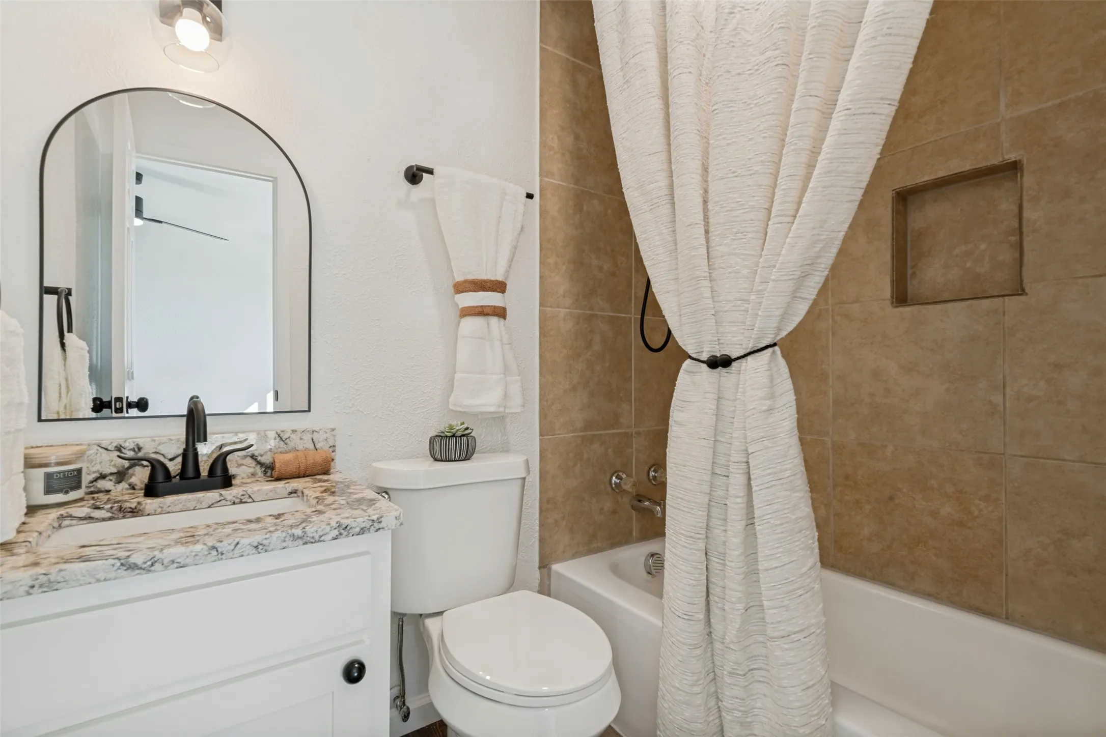 Single Family Residence For Sale in Dallas County , 208 Woodgrove Street, Mesquite, Texas 75181, 3 Bedroom, 2 Bathroom, 1 Garage spaces, 1,154 Sqft, built in 1973, mls#21339355, Real Estate Agent in Mesquite, Homes For Sale in Dallas county, Homes For Sale in Mesquite, Realtor in Mesquite Texas, Real Estate Brokerage Independent Realty Texas, Luminita Cordes Realtor