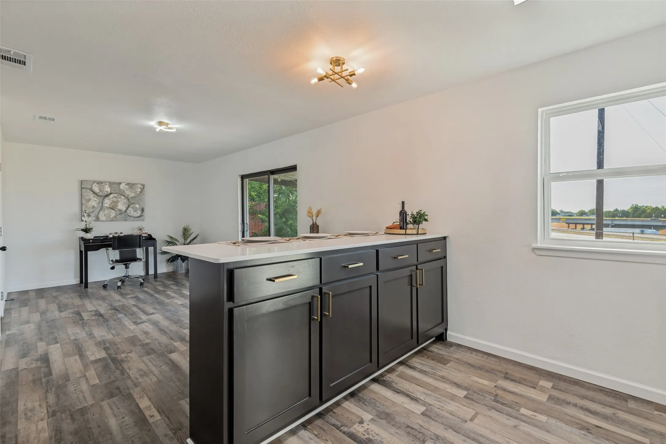 Single Family Residence For Sale in Dallas County , 208 Woodgrove Street, Mesquite, Texas 75181, 3 Bedroom, 2 Bathroom, 1 Garage spaces, 1,154 Sqft, built in 1973, mls#21339355, Real Estate Agent in Mesquite, Homes For Sale in Dallas county, Homes For Sale in Mesquite, Realtor in Mesquite Texas, Real Estate Brokerage Independent Realty Texas, Luminita Cordes Realtor