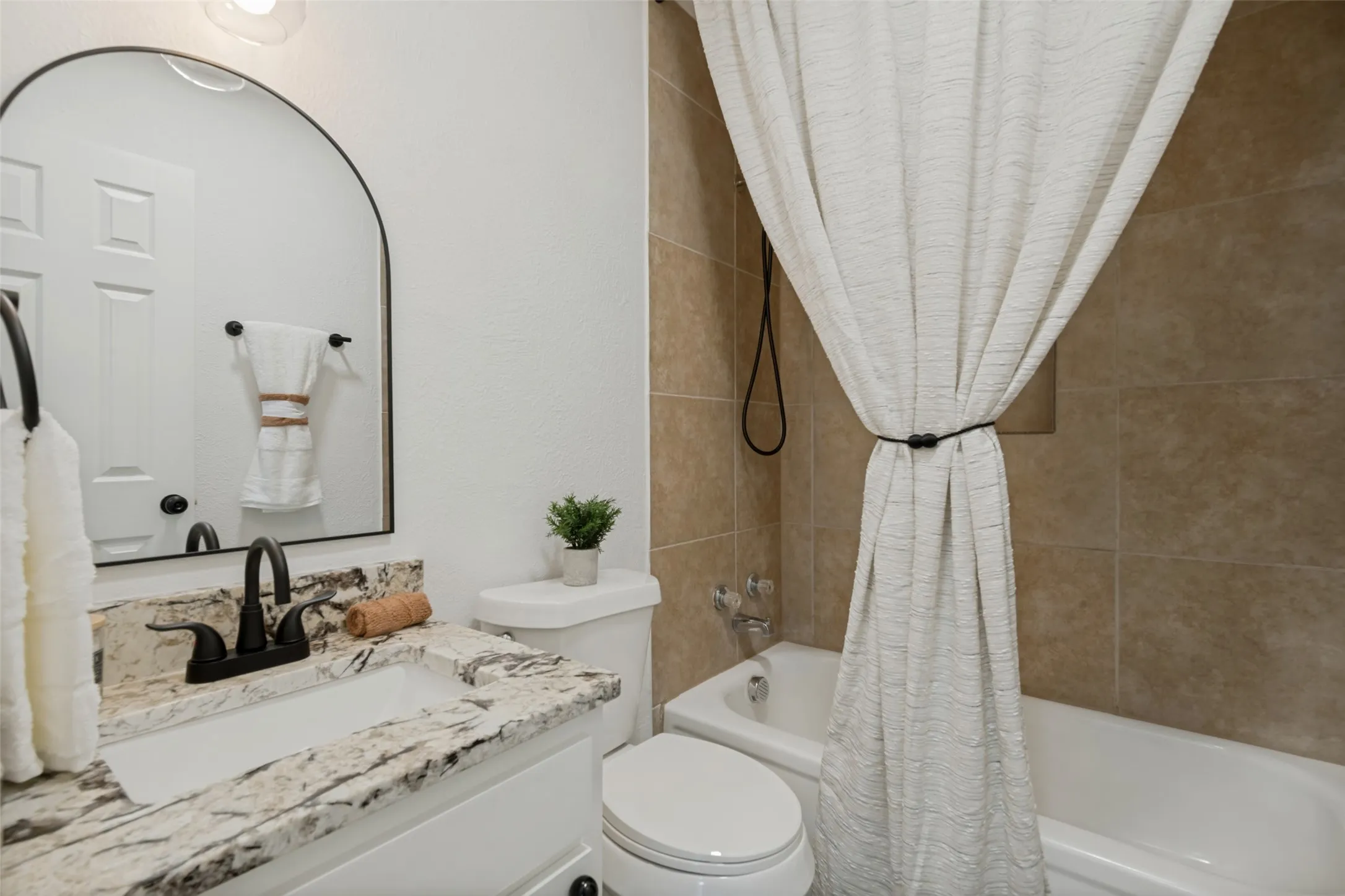 Single Family Residence For Sale in Dallas County , 208 Woodgrove Street, Mesquite, Texas 75181, 3 Bedroom, 2 Bathroom, 1 Garage spaces, 1,154 Sqft, built in 1973, mls#21339355, Real Estate Agent in Mesquite, Homes For Sale in Dallas county, Homes For Sale in Mesquite, Realtor in Mesquite Texas, Real Estate Brokerage Independent Realty Texas, Luminita Cordes Realtor