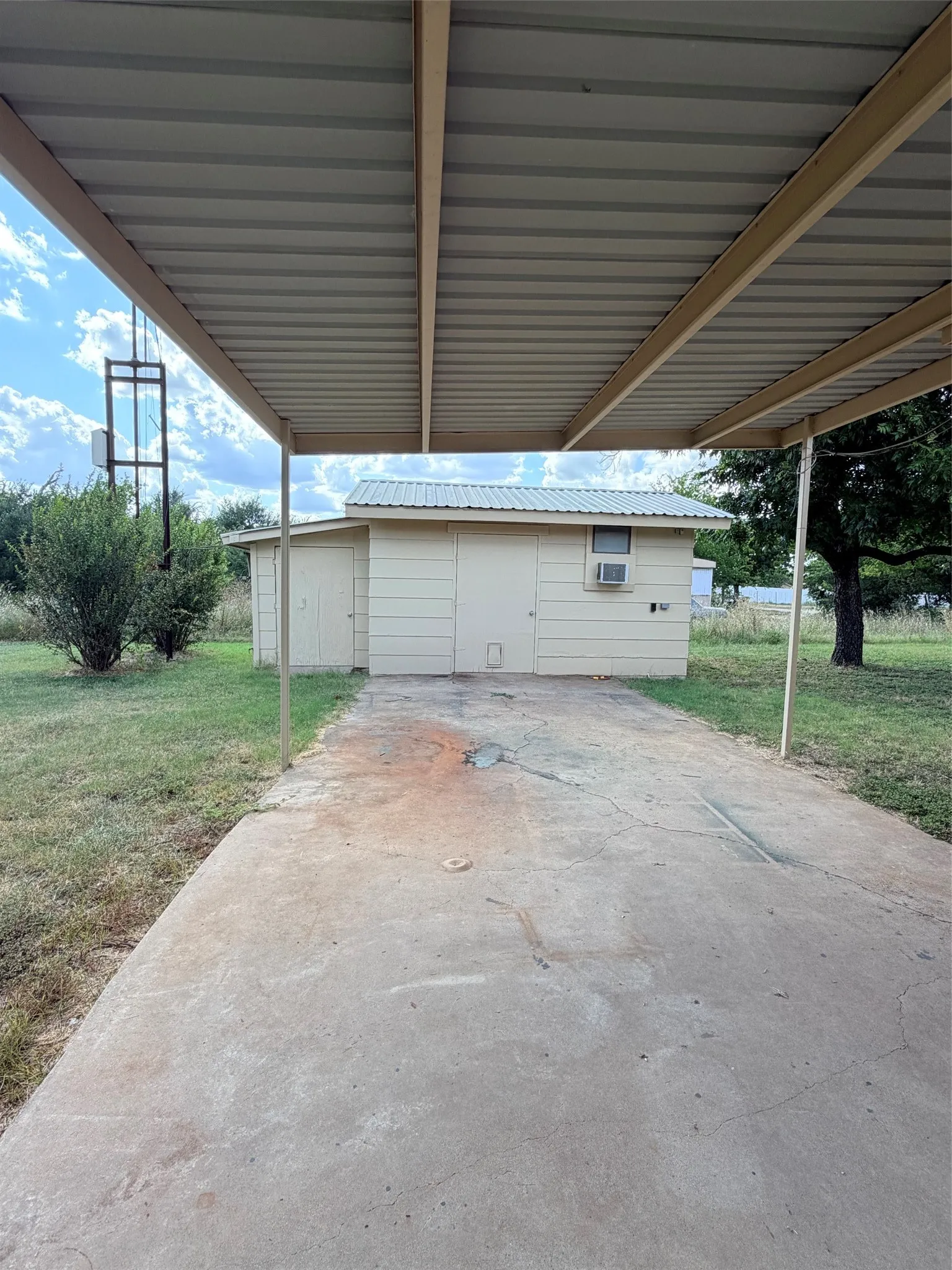 Single Family Residence For Sale in Comanche County , 105 W Elm Street, Gustine, Texas 76455, 2 Bedroom, 2 Bathroom, 1 Garage spaces, 1,324 Sqft, built in 1980, mls#21356371, Real Estate Agent in Gustine, Homes For Sale in Comanche county, Homes For Sale in Gustine, Realtor in Gustine Texas, Real Estate Brokerage Independent Realty Texas, Luminita Cordes Realtor