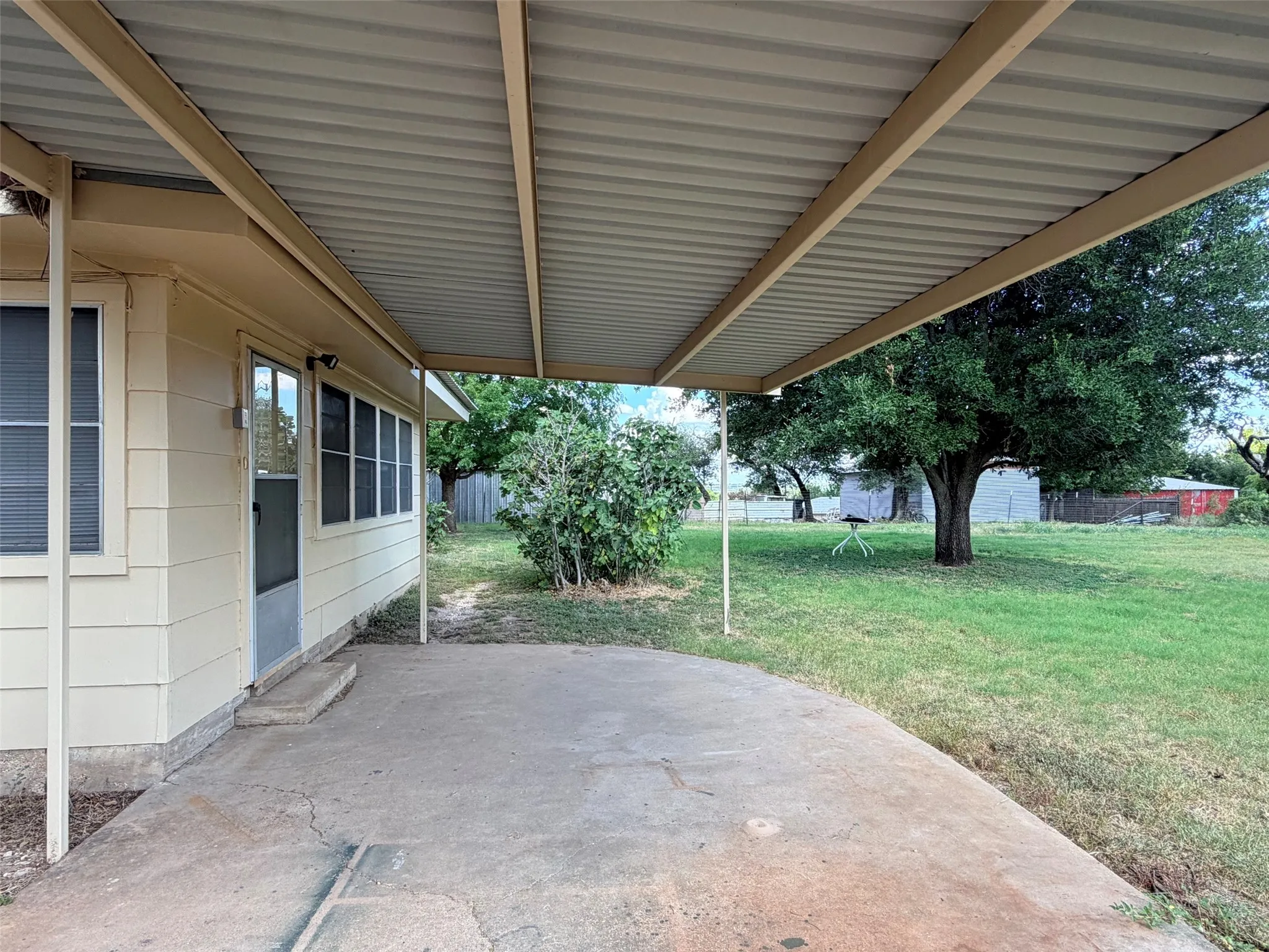 Single Family Residence For Sale in Comanche County , 105 W Elm Street, Gustine, Texas 76455, 2 Bedroom, 2 Bathroom, 1 Garage spaces, 1,324 Sqft, built in 1980, mls#21356371, Real Estate Agent in Gustine, Homes For Sale in Comanche county, Homes For Sale in Gustine, Realtor in Gustine Texas, Real Estate Brokerage Independent Realty Texas, Luminita Cordes Realtor