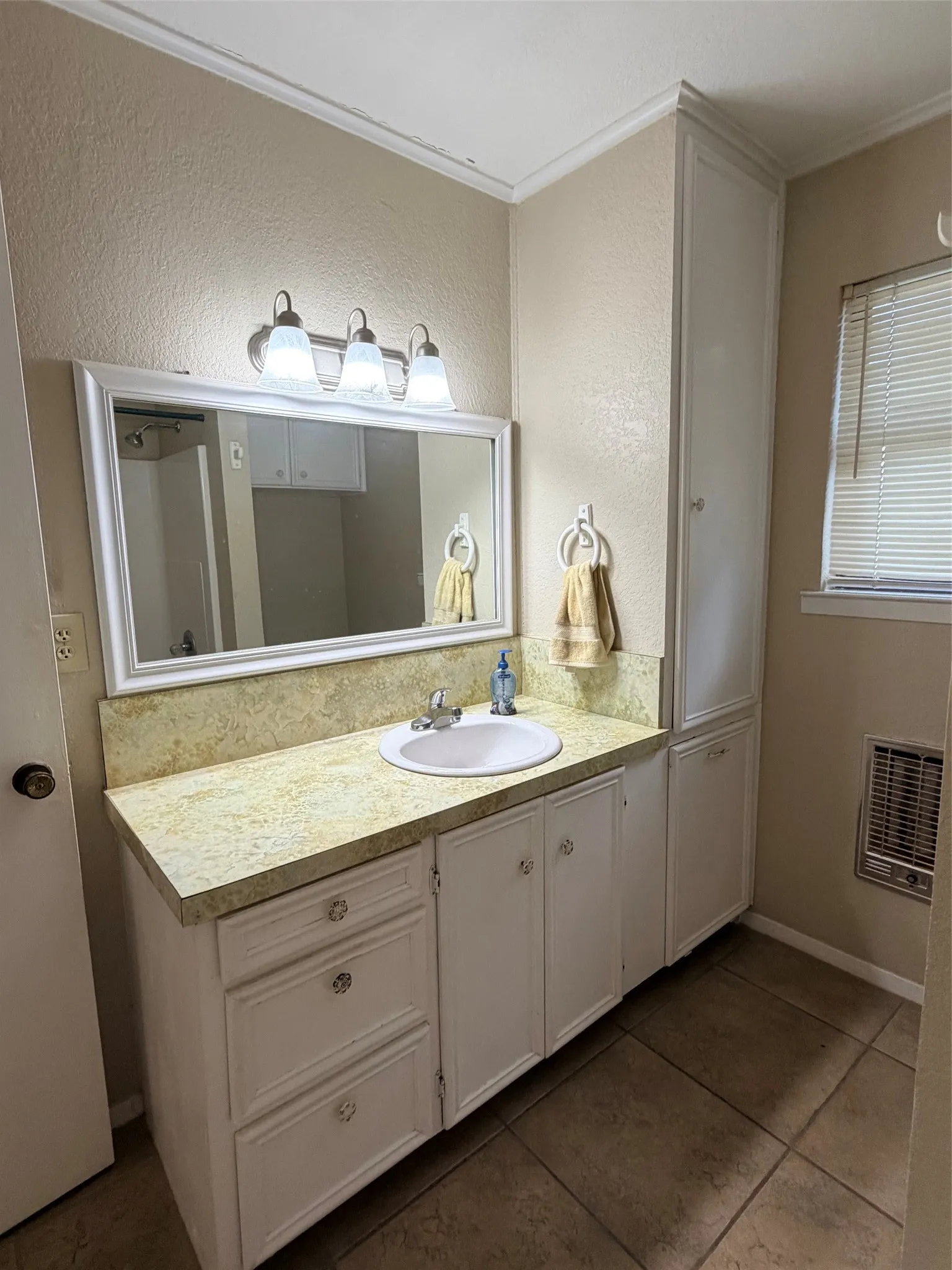 Single Family Residence For Sale in Comanche County , 105 W Elm Street, Gustine, Texas 76455, 2 Bedroom, 2 Bathroom, 1 Garage spaces, 1,324 Sqft, built in 1980, mls#21356371, Real Estate Agent in Gustine, Homes For Sale in Comanche county, Homes For Sale in Gustine, Realtor in Gustine Texas, Real Estate Brokerage Independent Realty Texas, Luminita Cordes Realtor