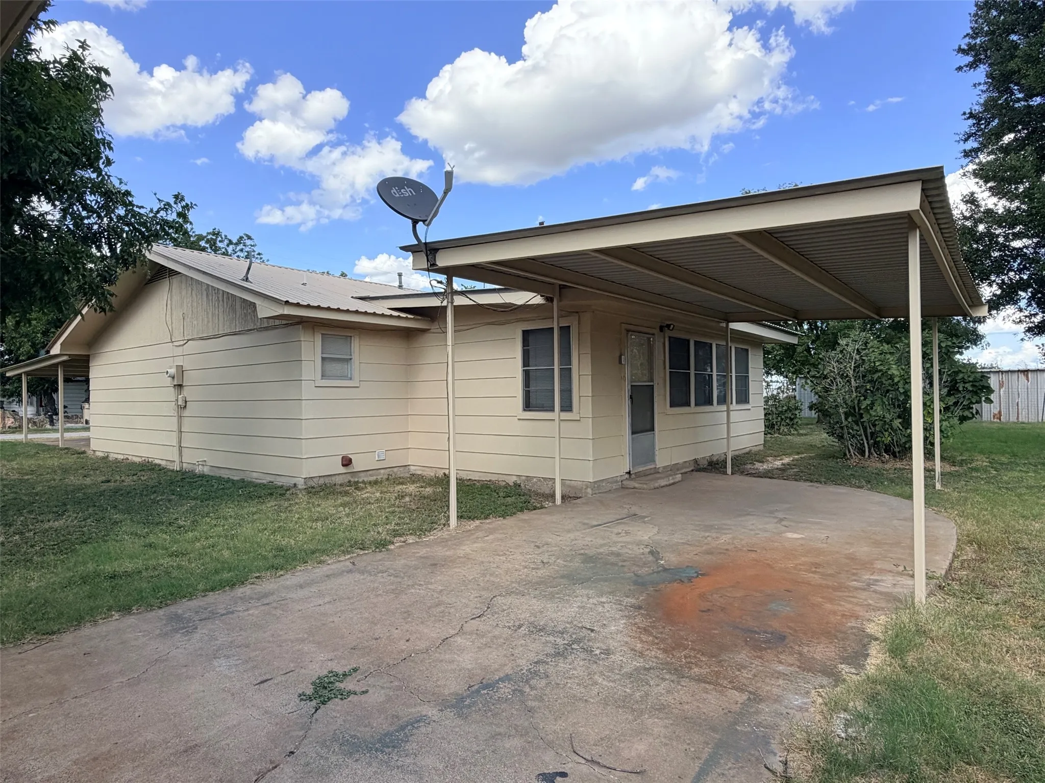 Single Family Residence For Sale in Comanche County , 105 W Elm Street, Gustine, Texas 76455, 2 Bedroom, 2 Bathroom, 1 Garage spaces, 1,324 Sqft, built in 1980, mls#21356371, Real Estate Agent in Gustine, Homes For Sale in Comanche county, Homes For Sale in Gustine, Realtor in Gustine Texas, Real Estate Brokerage Independent Realty Texas, Luminita Cordes Realtor