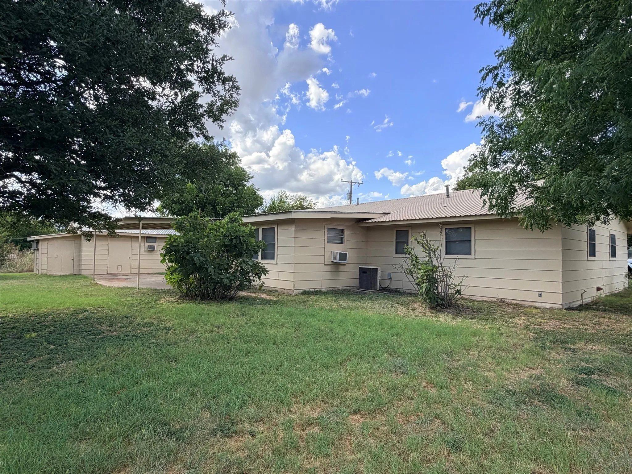 Single Family Residence For Sale in Comanche County , 105 W Elm Street, Gustine, Texas 76455, 2 Bedroom, 2 Bathroom, 1 Garage spaces, 1,324 Sqft, built in 1980, mls#21356371, Real Estate Agent in Gustine, Homes For Sale in Comanche county, Homes For Sale in Gustine, Realtor in Gustine Texas, Real Estate Brokerage Independent Realty Texas, Luminita Cordes Realtor