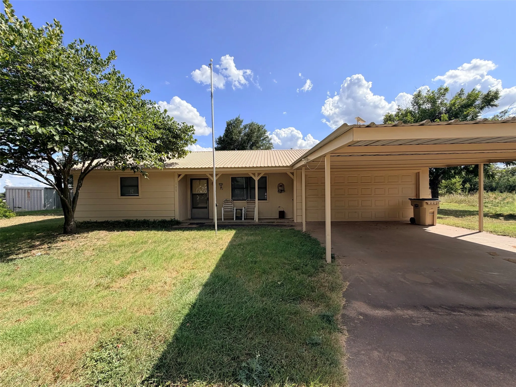 Single Family Residence For Sale in Comanche County , 105 W Elm Street, Gustine, Texas 76455, 2 Bedroom, 2 Bathroom, 1 Garage spaces, 1,324 Sqft, built in 1980, mls#21356371, Real Estate Agent in Gustine, Homes For Sale in Comanche county, Homes For Sale in Gustine, Realtor in Gustine Texas, Real Estate Brokerage Independent Realty Texas, Luminita Cordes Realtor