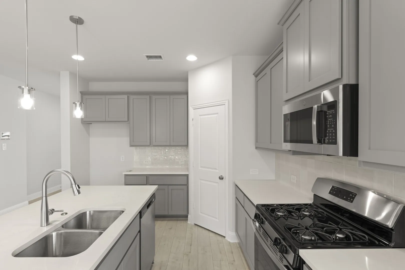 08. 3203 Dunbar - Kitchen (3)
