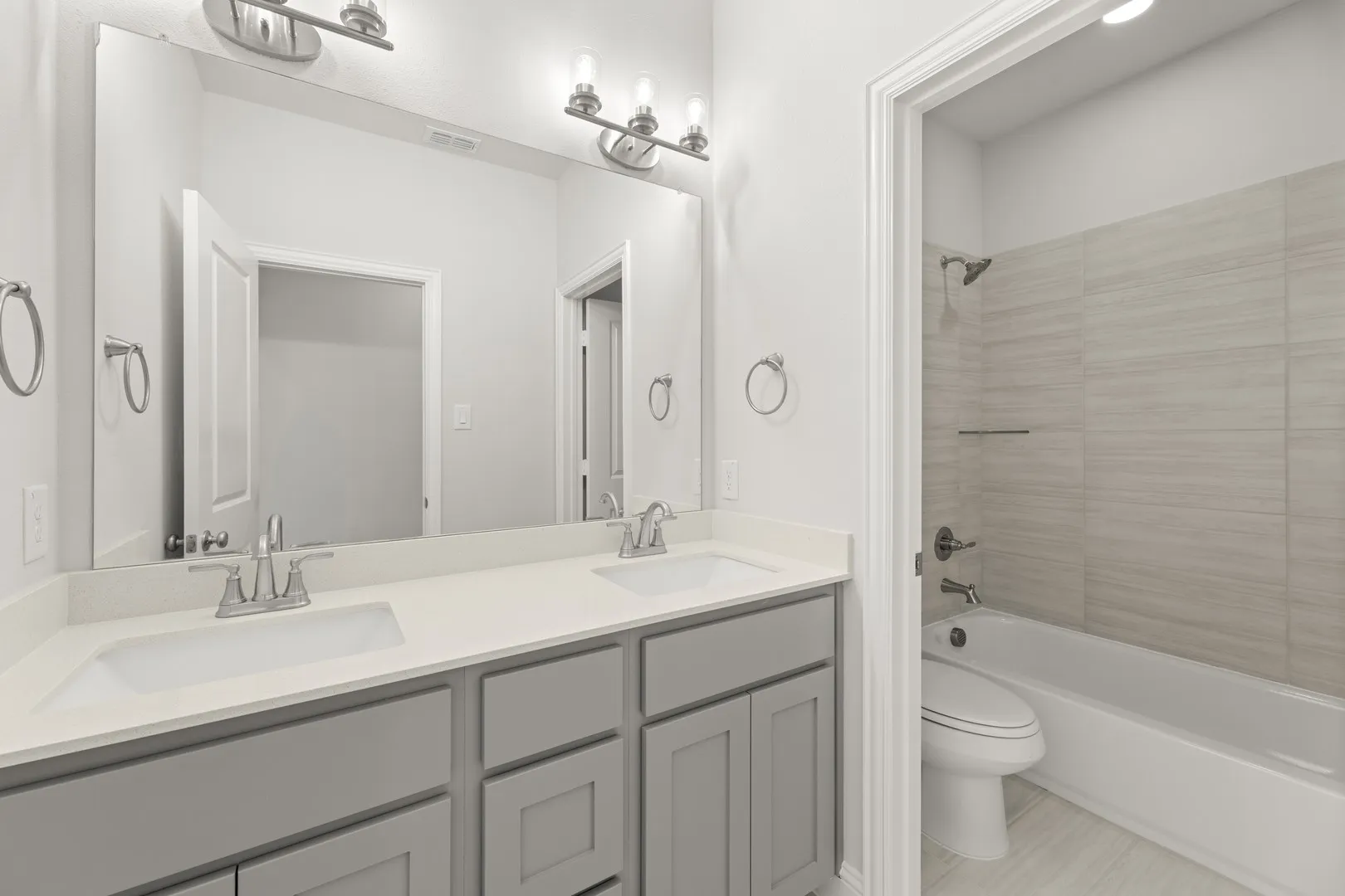 20. 3203 Dunbar - 2ND Bath