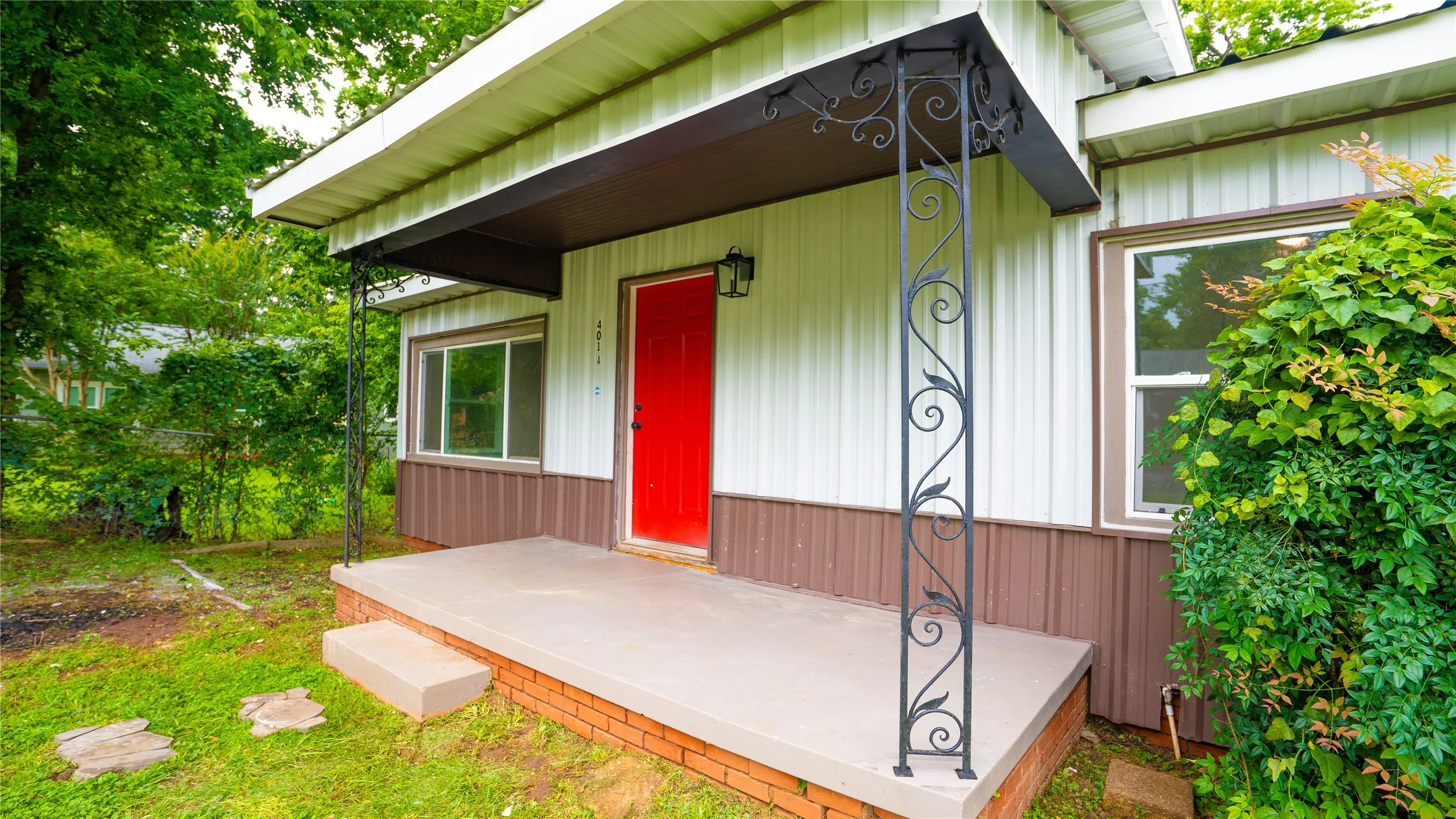 Single Family Residence For Sale in Anderson County , 401 W Carolina Street, Palestine, Texas 75803, 3 Bedroom, 2 Bathroom, Garage spaces, 1,185 Sqft, built in 1951, mls#21356370, Real Estate Agent in Palestine, Homes For Sale in Anderson county, Homes For Sale in Palestine, Realtor in Palestine Texas, Real Estate Brokerage Independent Realty Texas, Luminita Cordes Realtor