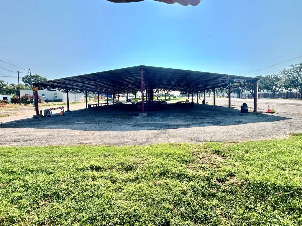 Single Family Residence For Sale in Anderson County , 401 W Carolina Street, Palestine, Texas 75803, 3 Bedroom, 2 Bathroom, Garage spaces, 1,185 Sqft, built in 1951, mls#21356370, Real Estate Agent in Palestine, Homes For Sale in Anderson county, Homes For Sale in Palestine, Realtor in Palestine Texas, Real Estate Brokerage Independent Realty Texas, Luminita Cordes Realtor