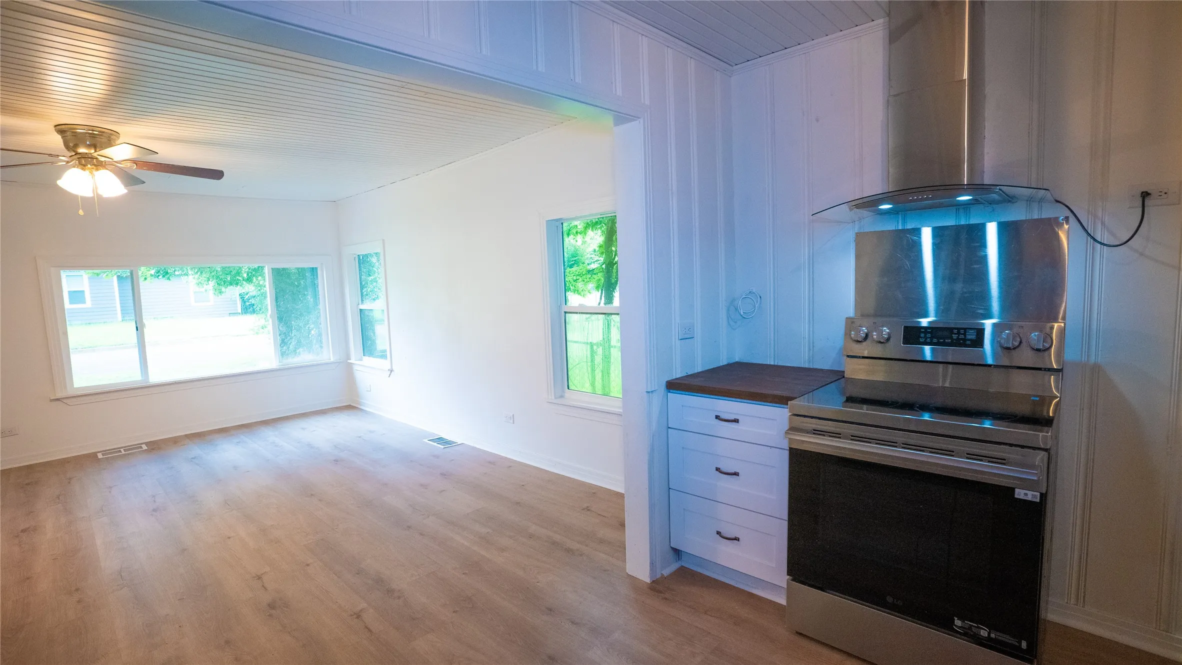 Single Family Residence For Sale in Anderson County , 401 W Carolina Street, Palestine, Texas 75803, 3 Bedroom, 2 Bathroom, Garage spaces, 1,185 Sqft, built in 1951, mls#21356370, Real Estate Agent in Palestine, Homes For Sale in Anderson county, Homes For Sale in Palestine, Realtor in Palestine Texas, Real Estate Brokerage Independent Realty Texas, Luminita Cordes Realtor
