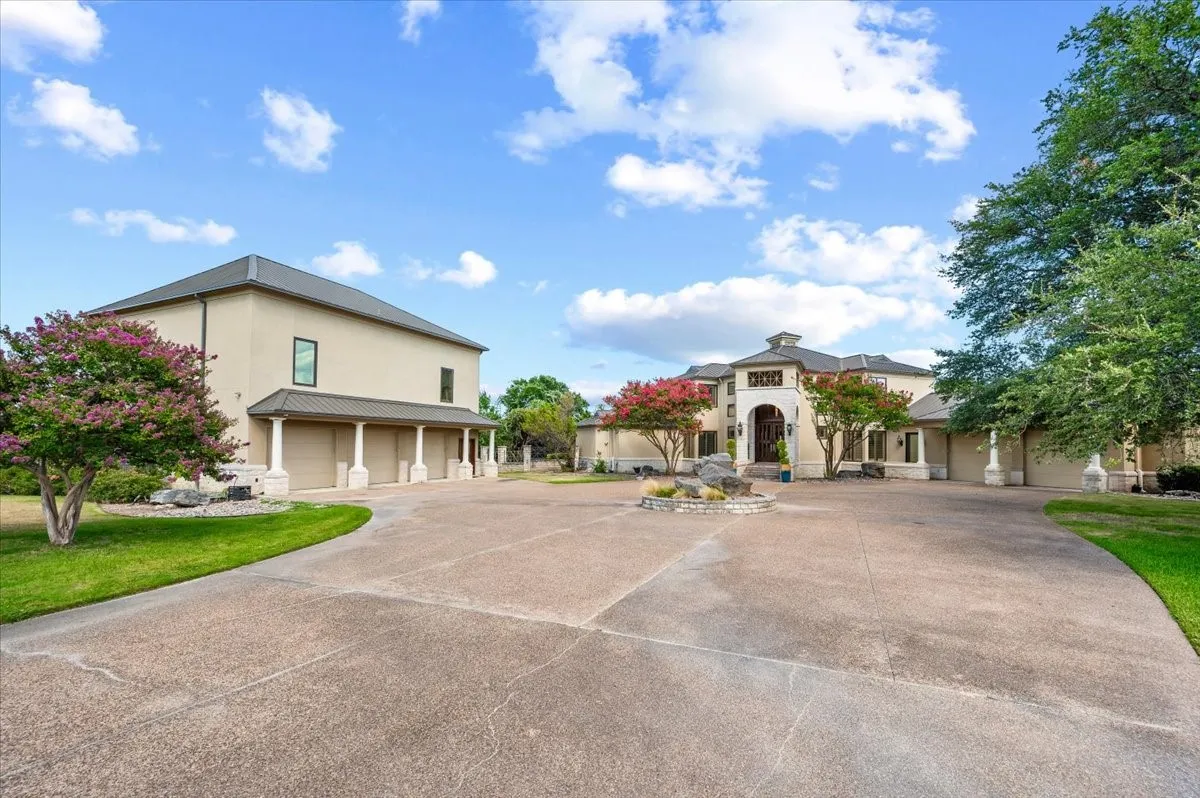 Single Family Residence For Sale in Parker County , 200 Falcon Ridge, Aledo, Texas 76008, 3 Bedroom, 4 Bathroom, 2 Garage spaces, 5,478 Sqft, built in 1997, mls#21353860, Real Estate Agent in Aledo, Homes For Sale in Parker county, Homes For Sale in Aledo, Realtor in Aledo Texas, Real Estate Brokerage Independent Realty Texas, Luminita Cordes Realtor