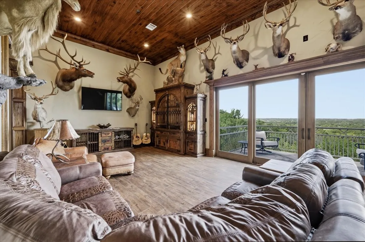 Single Family Residence For Sale in Parker County , 200 Falcon Ridge, Aledo, Texas 76008, 3 Bedroom, 4 Bathroom, 2 Garage spaces, 5,478 Sqft, built in 1997, mls#21353860, Real Estate Agent in Aledo, Homes For Sale in Parker county, Homes For Sale in Aledo, Realtor in Aledo Texas, Real Estate Brokerage Independent Realty Texas, Luminita Cordes Realtor