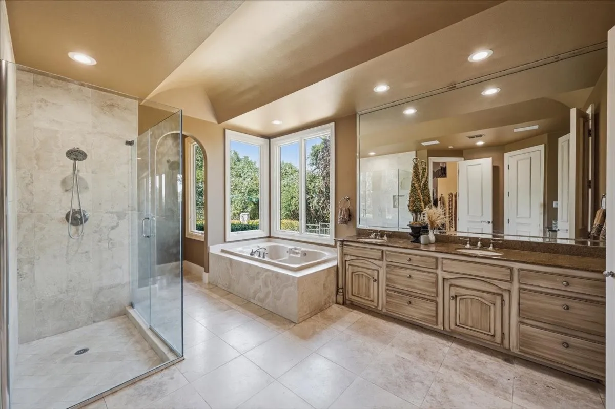 Single Family Residence For Sale in Parker County , 200 Falcon Ridge, Aledo, Texas 76008, 3 Bedroom, 4 Bathroom, 2 Garage spaces, 5,478 Sqft, built in 1997, mls#21353860, Real Estate Agent in Aledo, Homes For Sale in Parker county, Homes For Sale in Aledo, Realtor in Aledo Texas, Real Estate Brokerage Independent Realty Texas, Luminita Cordes Realtor