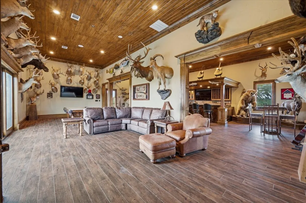 Single Family Residence For Sale in Parker County , 200 Falcon Ridge, Aledo, Texas 76008, 3 Bedroom, 4 Bathroom, 2 Garage spaces, 5,478 Sqft, built in 1997, mls#21353860, Real Estate Agent in Aledo, Homes For Sale in Parker county, Homes For Sale in Aledo, Realtor in Aledo Texas, Real Estate Brokerage Independent Realty Texas, Luminita Cordes Realtor