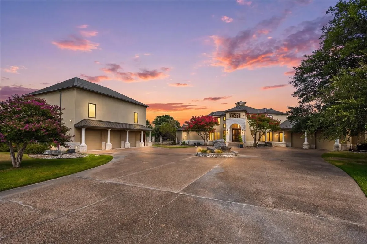 Single Family Residence For Sale in Parker County , 200 Falcon Ridge, Aledo, Texas 76008, 3 Bedroom, 4 Bathroom, 2 Garage spaces, 5,478 Sqft, built in 1997, mls#21353860, Real Estate Agent in Aledo, Homes For Sale in Parker county, Homes For Sale in Aledo, Realtor in Aledo Texas, Real Estate Brokerage Independent Realty Texas, Luminita Cordes Realtor
