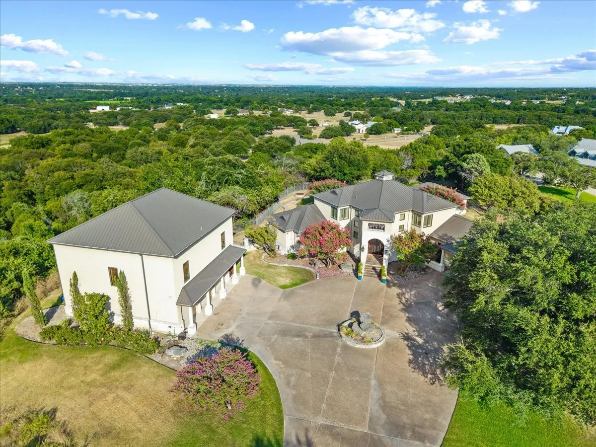 Single Family Residence For Sale in Parker County , 200 Falcon Ridge, Aledo, Texas 76008, 3 Bedroom, 4 Bathroom, 2 Garage spaces, 5,478 Sqft, built in 1997, mls#21353860, Real Estate Agent in Aledo, Homes For Sale in Parker county, Homes For Sale in Aledo, Realtor in Aledo Texas, Real Estate Brokerage Independent Realty Texas, Luminita Cordes Realtor