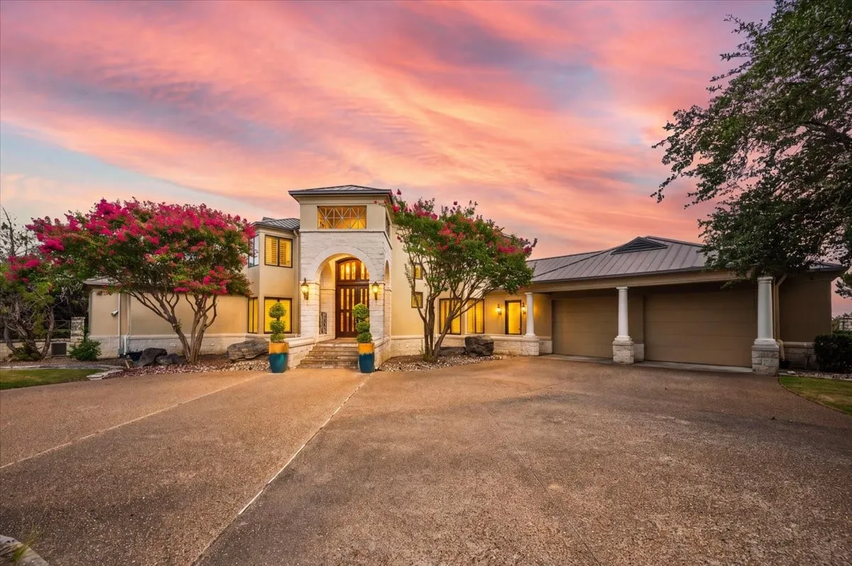 Single Family Residence For Sale in Parker County , 200 Falcon Ridge, Aledo, Texas 76008, 3 Bedroom, 4 Bathroom, 2 Garage spaces, 5,478 Sqft, built in 1997, mls#21353860, Real Estate Agent in Aledo, Homes For Sale in Parker county, Homes For Sale in Aledo, Realtor in Aledo Texas, Real Estate Brokerage Independent Realty Texas, Luminita Cordes Realtor