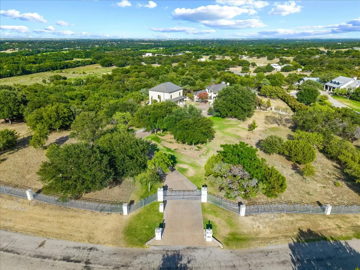 Single Family Residence For Sale in Parker County , 200 Falcon Ridge, Aledo, Texas 76008, 3 Bedroom, 4 Bathroom, 2 Garage spaces, 5,478 Sqft, built in 1997, mls#21353860, Real Estate Agent in Aledo, Homes For Sale in Parker county, Homes For Sale in Aledo, Realtor in Aledo Texas, Real Estate Brokerage Independent Realty Texas, Luminita Cordes Realtor