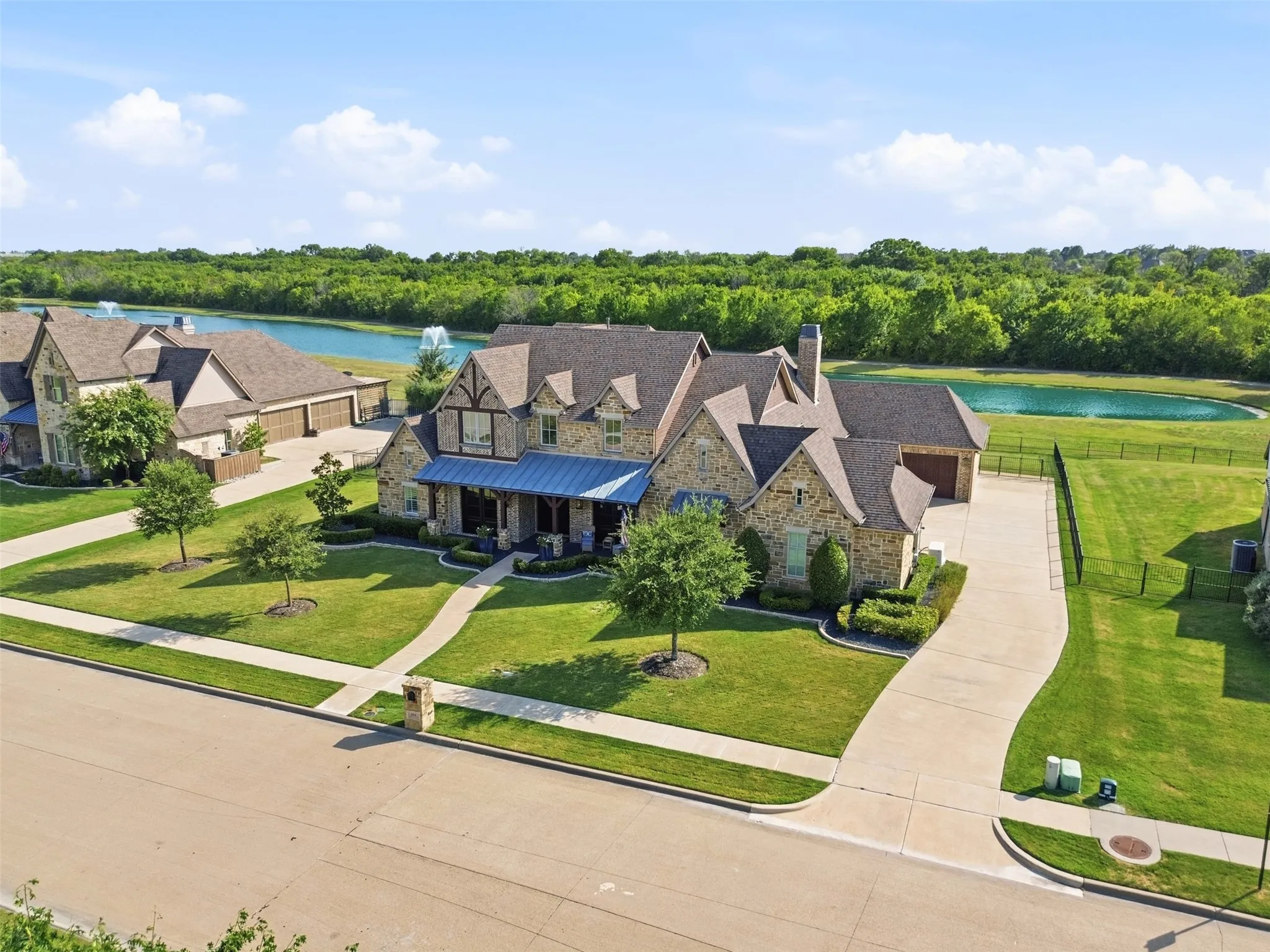 Single Family Residence For Sale in Rockwall County , 104 Brentwood Drive, Heath, Texas 75032, 4 Bedroom, 5 Bathroom, 3 Garage spaces, 4,173 Sqft, built in 2015, mls#21351561, Real Estate Agent in Heath, Homes For Sale in Rockwall county, Homes For Sale in Heath, Realtor in Heath Texas, Real Estate Brokerage Independent Realty Texas, Luminita Cordes Realtor