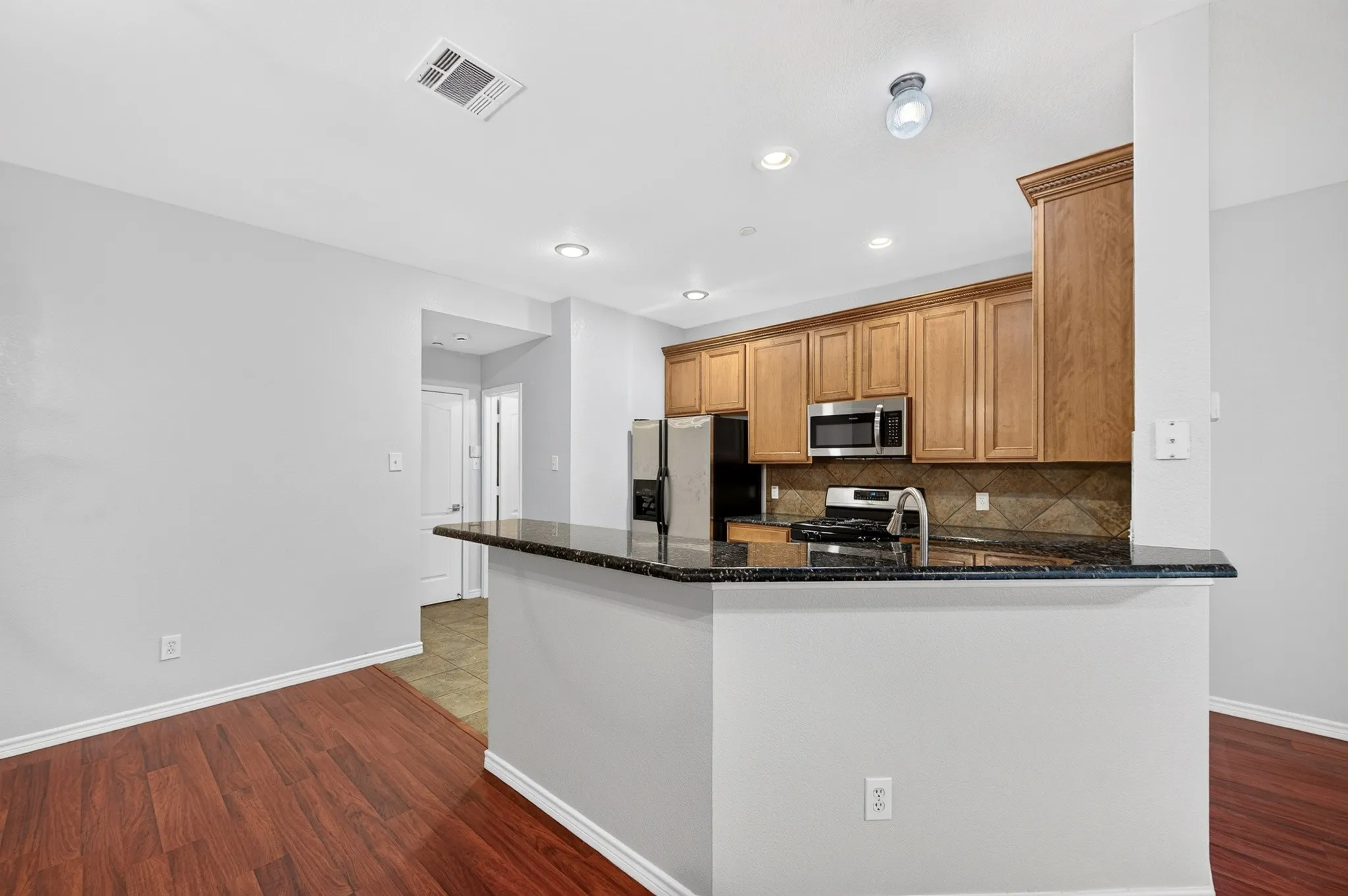 Townhouse For Rent in Collin County , 6837 Livorno Lane, Frisco, Texas 75034, 2 Bedroom, 3 Bathroom, 2 Garage spaces, 1,670 Sqft, built in 2005, mls#21355273, Real Estate Agent in Frisco, Homes For Rent in Collin county, Homes For Rent in Frisco, Realtor in Frisco Texas, Real Estate Brokerage Independent Realty Texas, Luminita Cordes Realtor