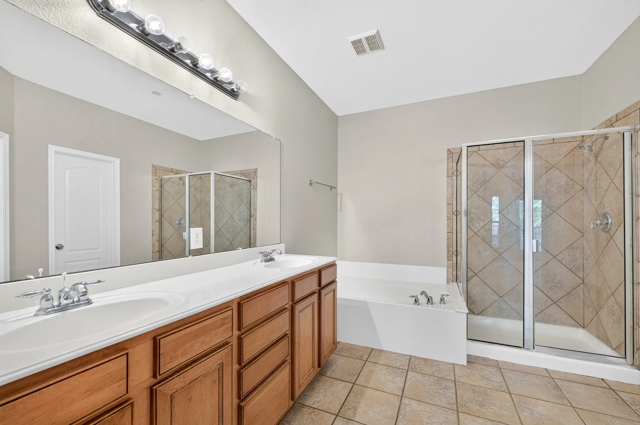 Townhouse For Rent in Collin County , 6837 Livorno Lane, Frisco, Texas 75034, 2 Bedroom, 3 Bathroom, 2 Garage spaces, 1,670 Sqft, built in 2005, mls#21355273, Real Estate Agent in Frisco, Homes For Rent in Collin county, Homes For Rent in Frisco, Realtor in Frisco Texas, Real Estate Brokerage Independent Realty Texas, Luminita Cordes Realtor