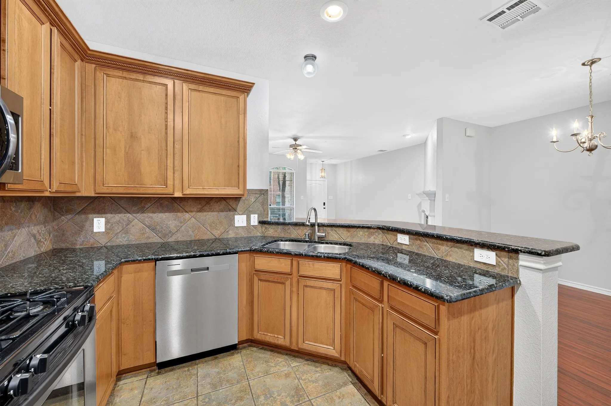 Townhouse For Rent in Collin County , 6837 Livorno Lane, Frisco, Texas 75034, 2 Bedroom, 3 Bathroom, 2 Garage spaces, 1,670 Sqft, built in 2005, mls#21355273, Real Estate Agent in Frisco, Homes For Rent in Collin county, Homes For Rent in Frisco, Realtor in Frisco Texas, Real Estate Brokerage Independent Realty Texas, Luminita Cordes Realtor