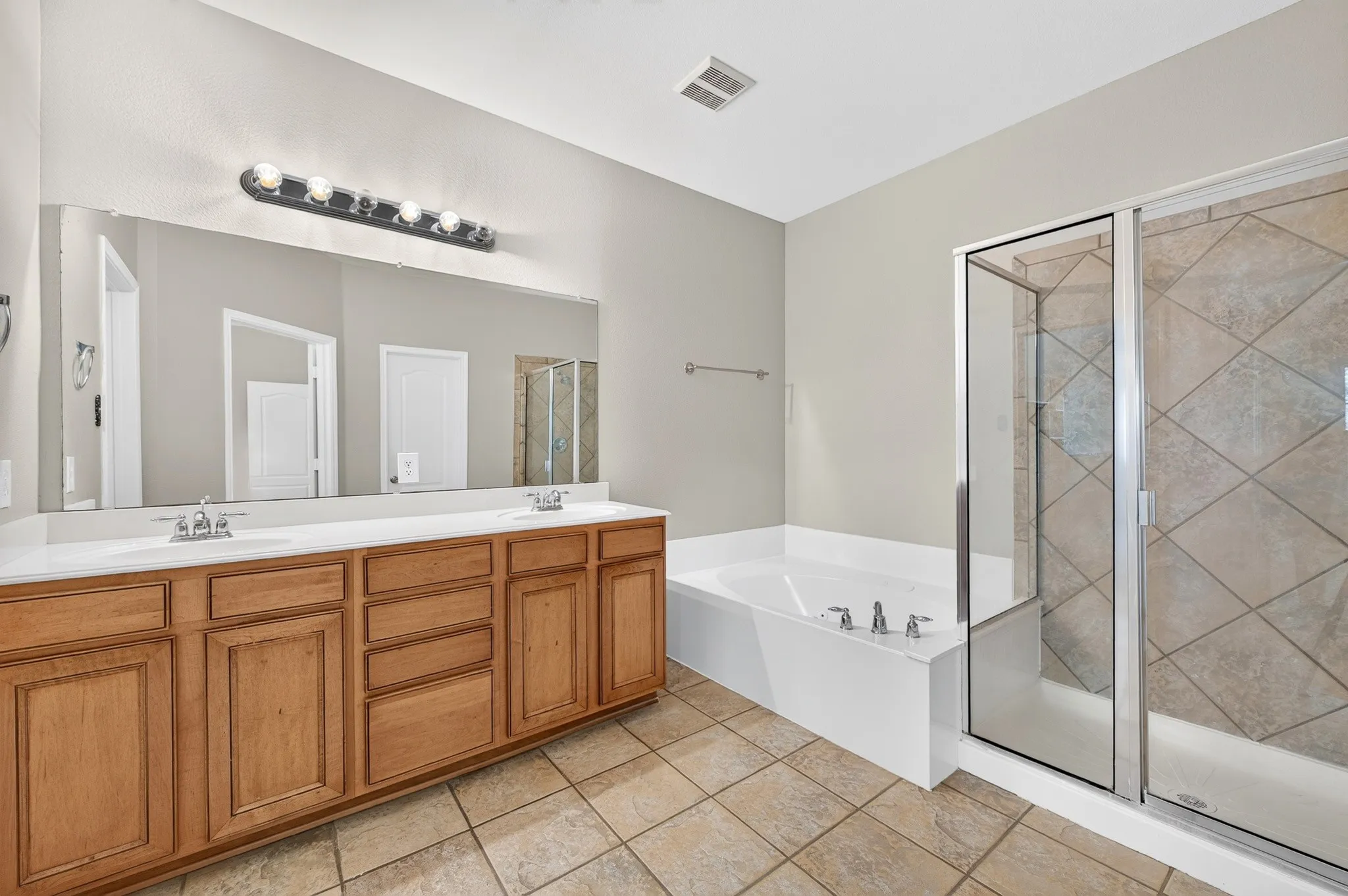 Townhouse For Rent in Collin County , 6837 Livorno Lane, Frisco, Texas 75034, 2 Bedroom, 3 Bathroom, 2 Garage spaces, 1,670 Sqft, built in 2005, mls#21355273, Real Estate Agent in Frisco, Homes For Rent in Collin county, Homes For Rent in Frisco, Realtor in Frisco Texas, Real Estate Brokerage Independent Realty Texas, Luminita Cordes Realtor