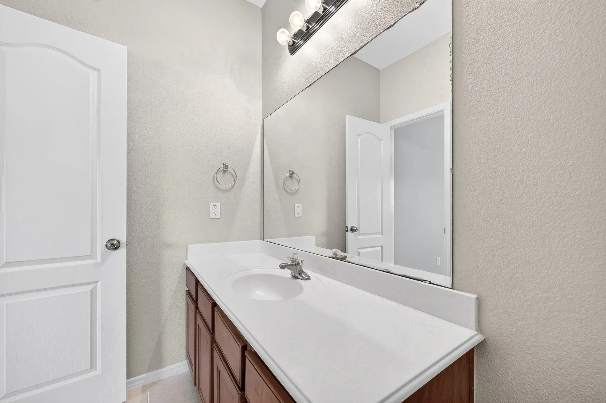 Townhouse For Rent in Collin County , 6837 Livorno Lane, Frisco, Texas 75034, 2 Bedroom, 3 Bathroom, 2 Garage spaces, 1,670 Sqft, built in 2005, mls#21355273, Real Estate Agent in Frisco, Homes For Rent in Collin county, Homes For Rent in Frisco, Realtor in Frisco Texas, Real Estate Brokerage Independent Realty Texas, Luminita Cordes Realtor