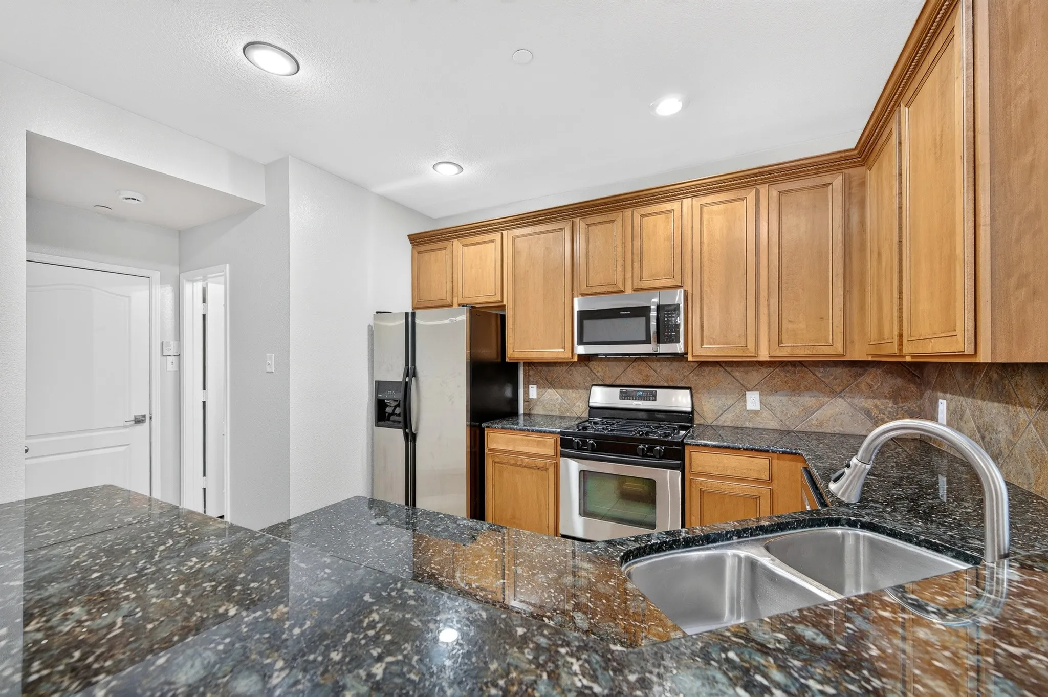 Townhouse For Rent in Collin County , 6837 Livorno Lane, Frisco, Texas 75034, 2 Bedroom, 3 Bathroom, 2 Garage spaces, 1,670 Sqft, built in 2005, mls#21355273, Real Estate Agent in Frisco, Homes For Rent in Collin county, Homes For Rent in Frisco, Realtor in Frisco Texas, Real Estate Brokerage Independent Realty Texas, Luminita Cordes Realtor