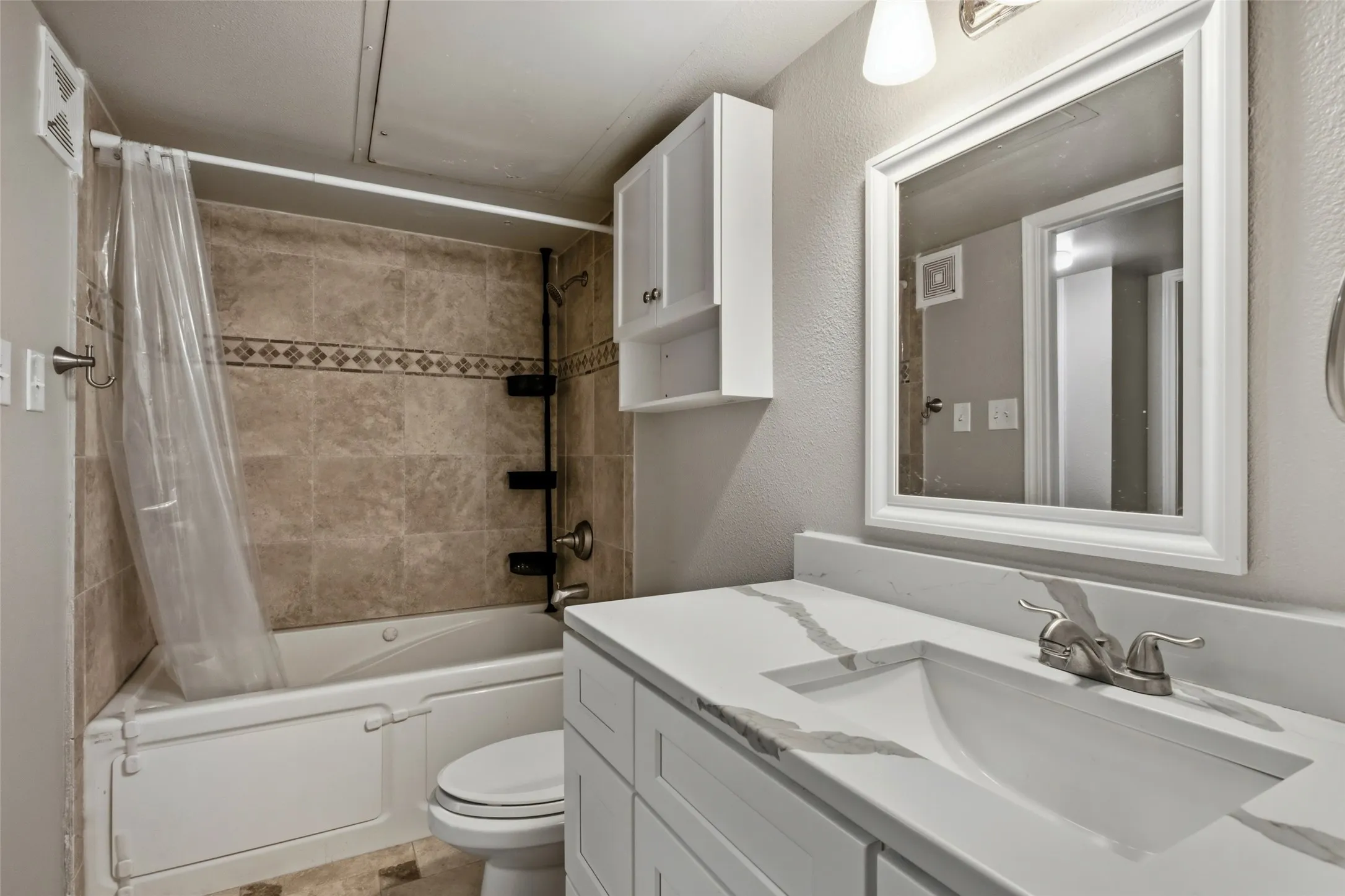 Condominium For Rent in Tarrant County , 3206 S Fielder Road 100, Arlington, Texas 76015, 2 Bedroom, 1 Bathroom, Garage spaces, 768 Sqft, built in 1983, mls#21356417, Real Estate Agent in Arlington, Homes For Rent in Tarrant county, Homes For Rent in Arlington, Realtor in Arlington Texas, Real Estate Brokerage Independent Realty Texas, Luminita Cordes Realtor