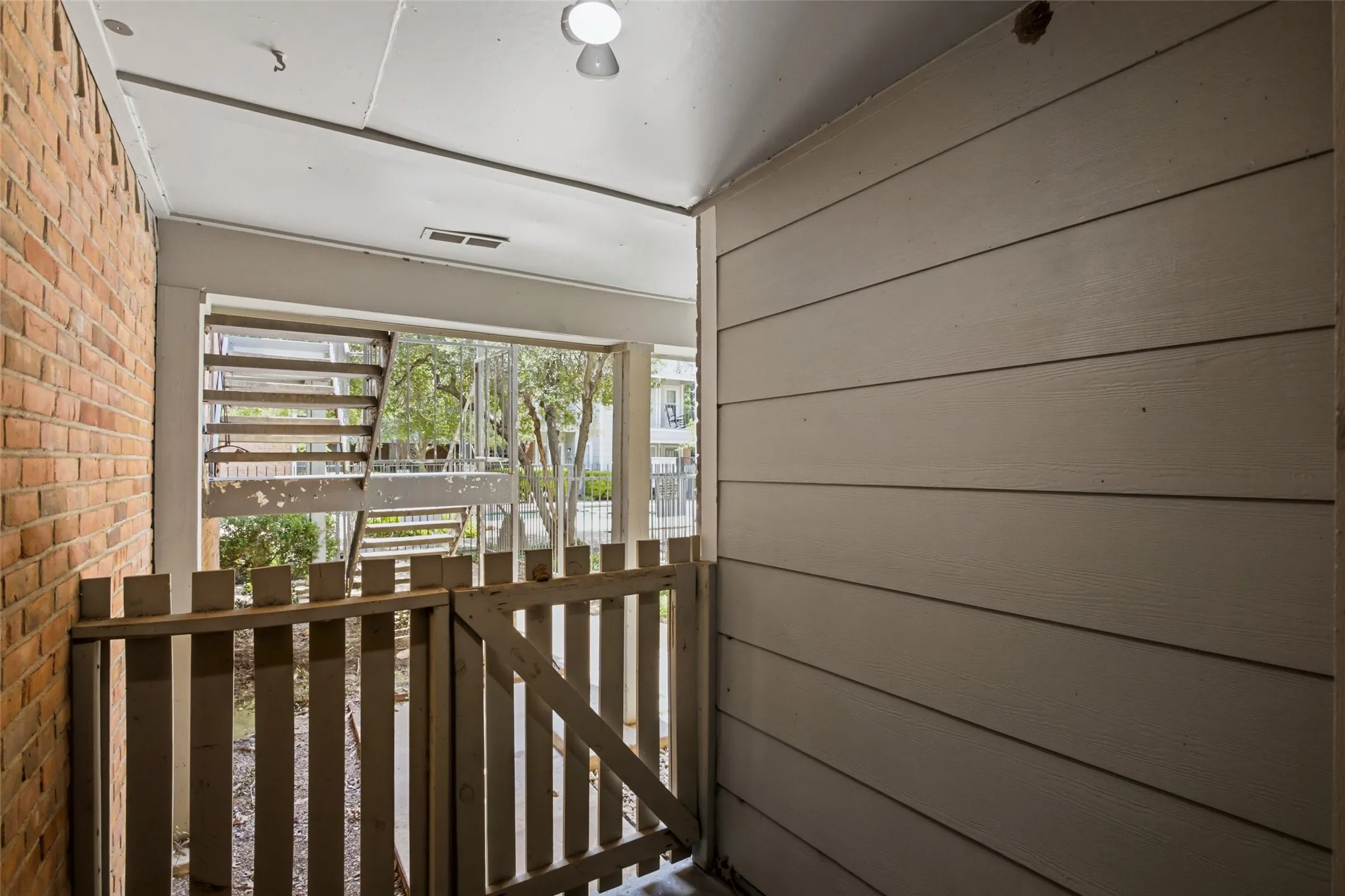 Condominium For Rent in Tarrant County , 3206 S Fielder Road 100, Arlington, Texas 76015, 2 Bedroom, 1 Bathroom, Garage spaces, 768 Sqft, built in 1983, mls#21356417, Real Estate Agent in Arlington, Homes For Rent in Tarrant county, Homes For Rent in Arlington, Realtor in Arlington Texas, Real Estate Brokerage Independent Realty Texas, Luminita Cordes Realtor